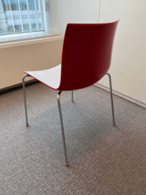 Chaise en plastique blanche et rouge Arper