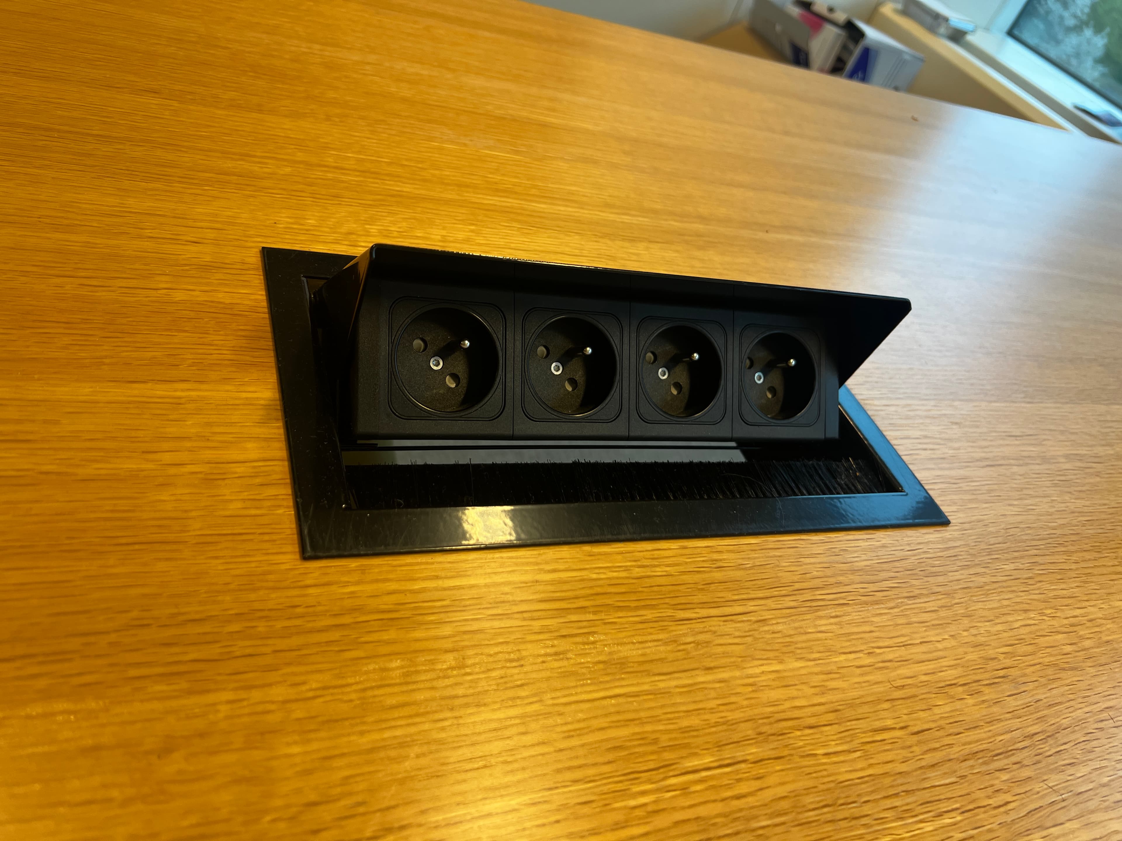 Vergadertafel van licht hout van 200 cm met zwarte onderbouw-3