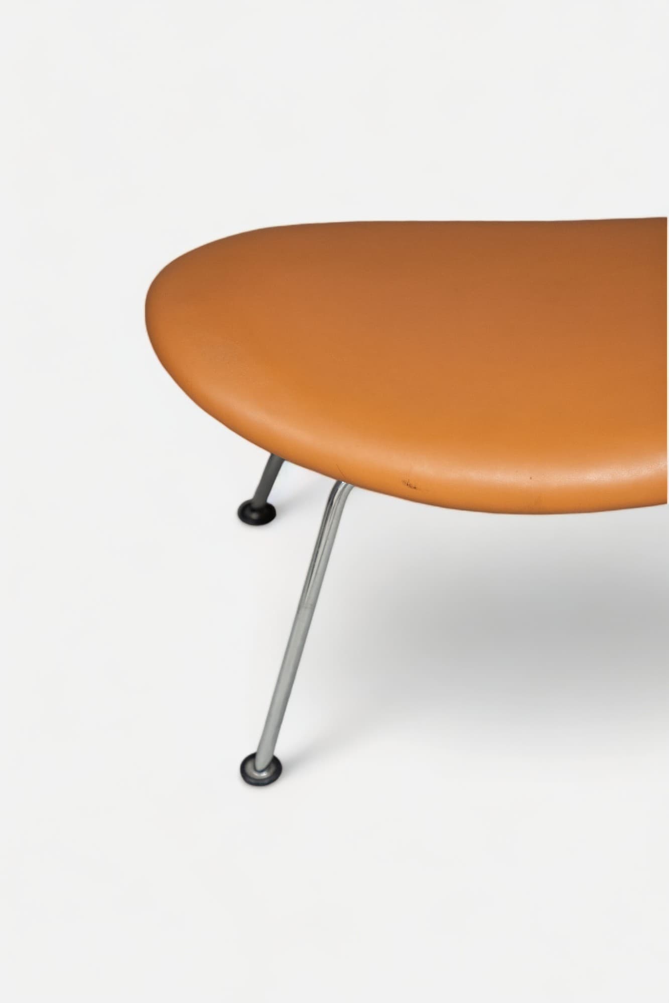 Artifort Camel Tabouret bas en cuir camel avec pieds en acier-2