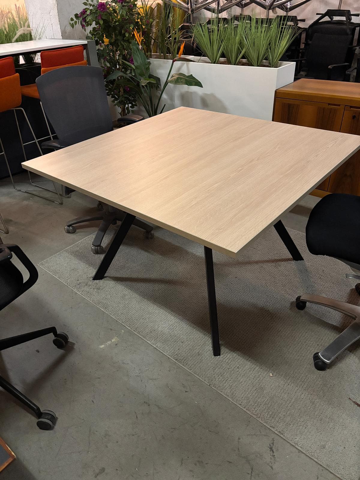 Rechthoekige 120 cm gelamineerde eikenhouten tafel met zwarte metalen poten-4
