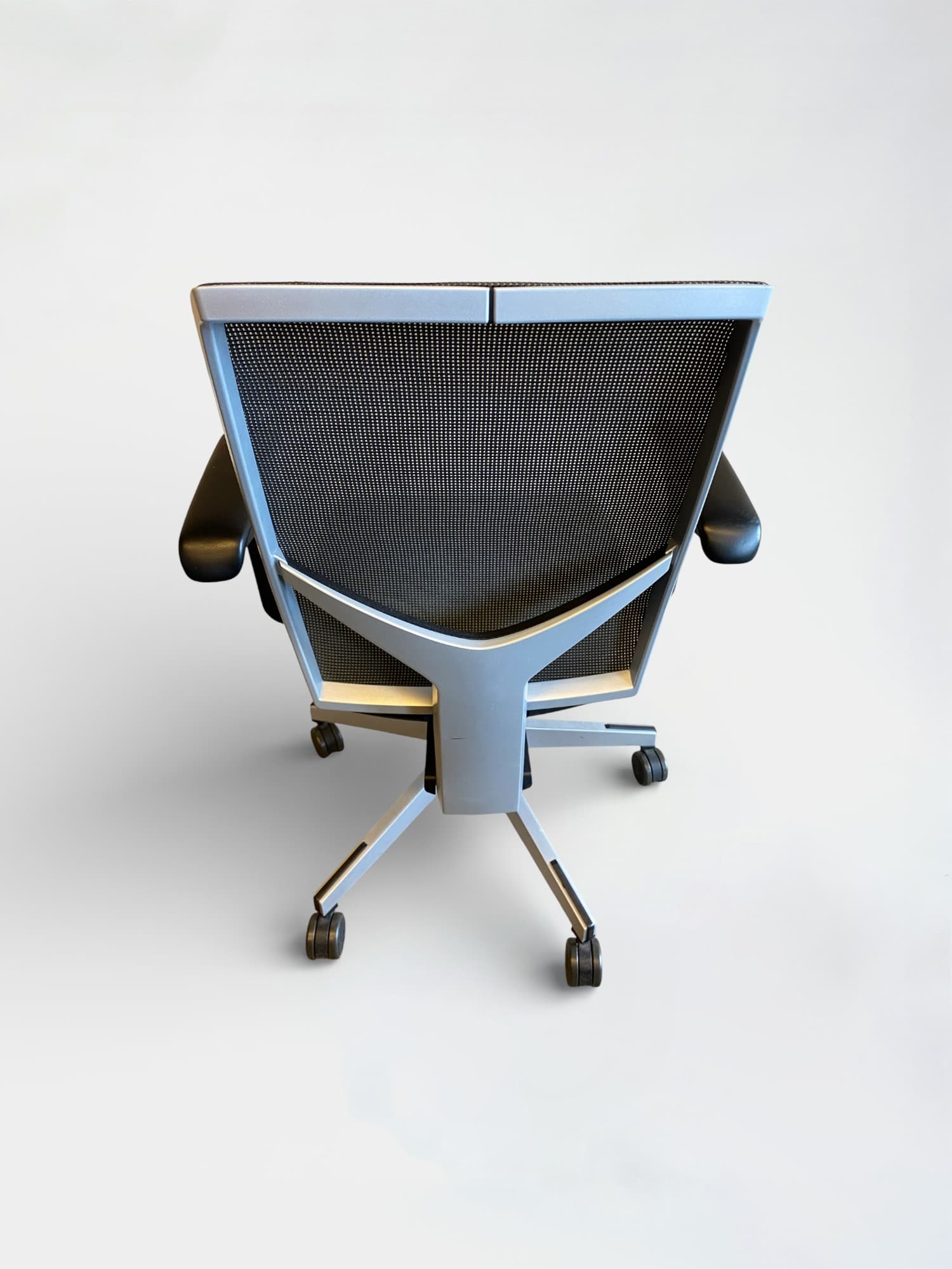 Giroflex dossier en maille grise avec assise en cuir noir chaise de bureau avec structure en plastique gris-5