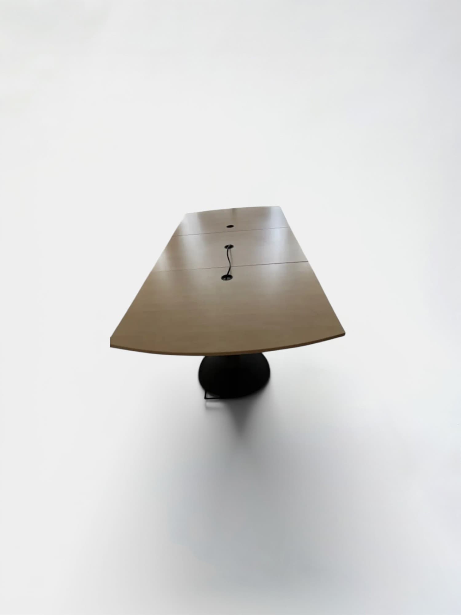 Kinnarps vergadertafel van 200 cm, beige hout