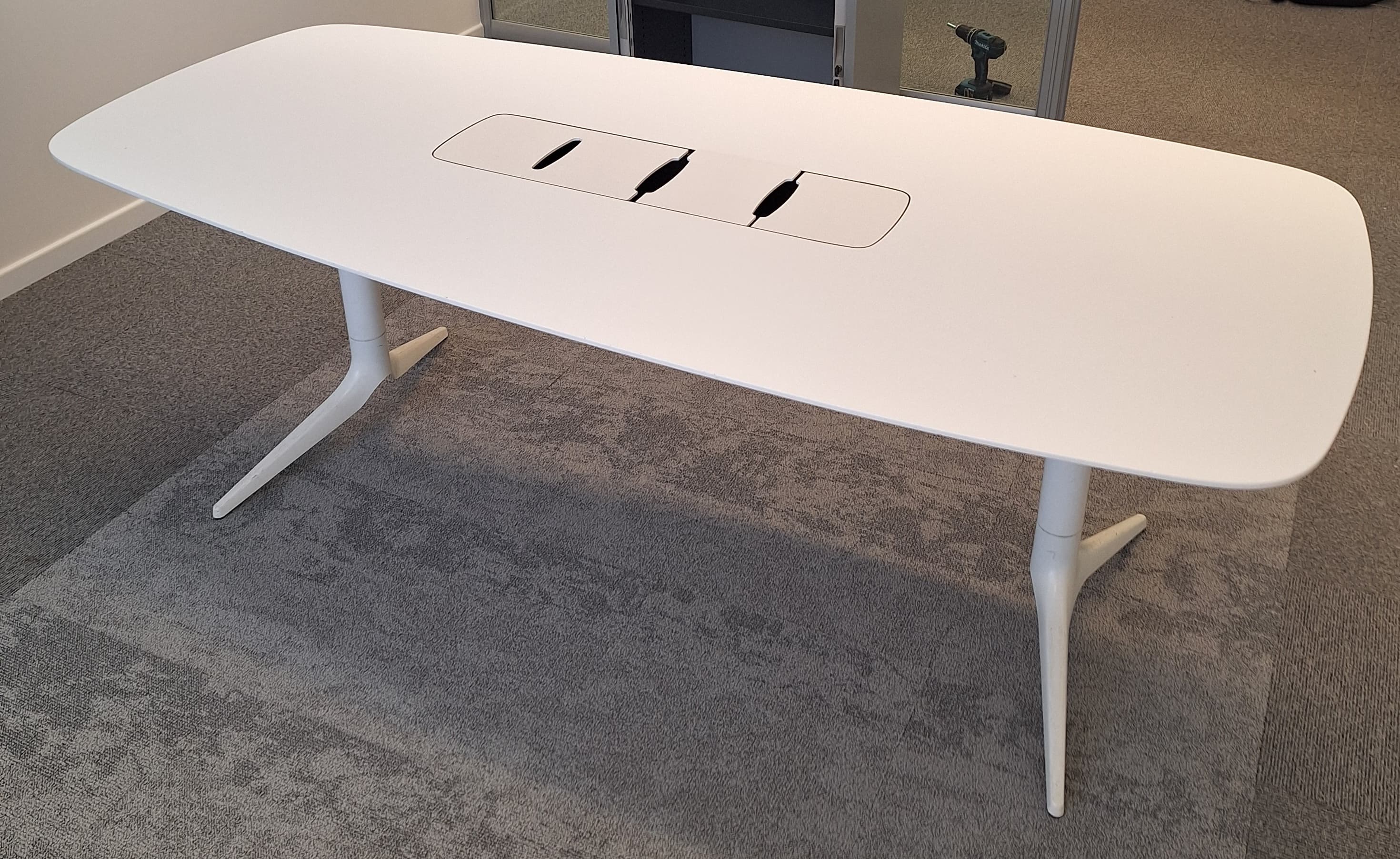 215 cm EFG HideTech ovale witte vergadertafel met toegang bovenaan-2