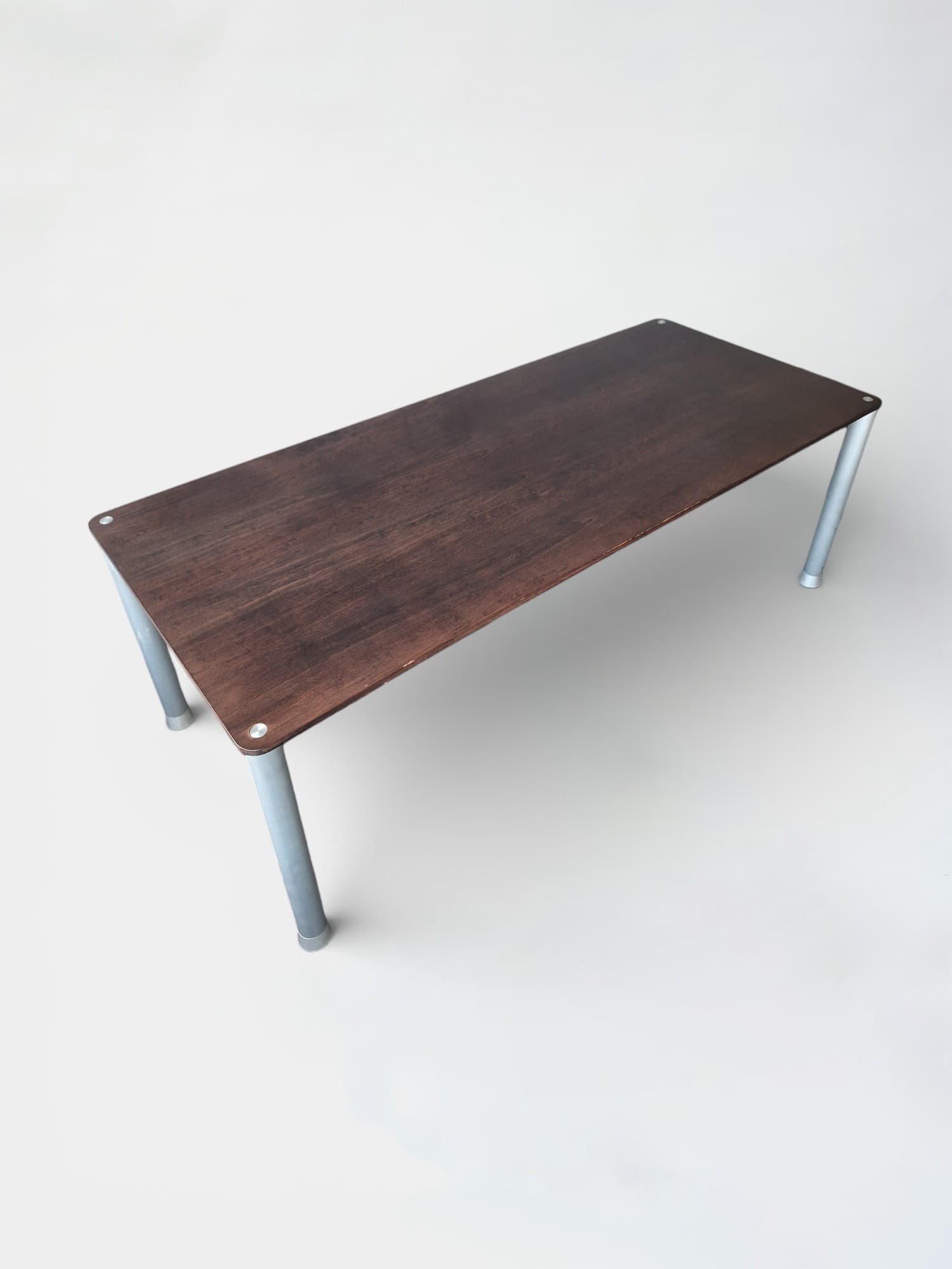 Donkerbruine houten tafel met metalen poten met gebruikssporen-2