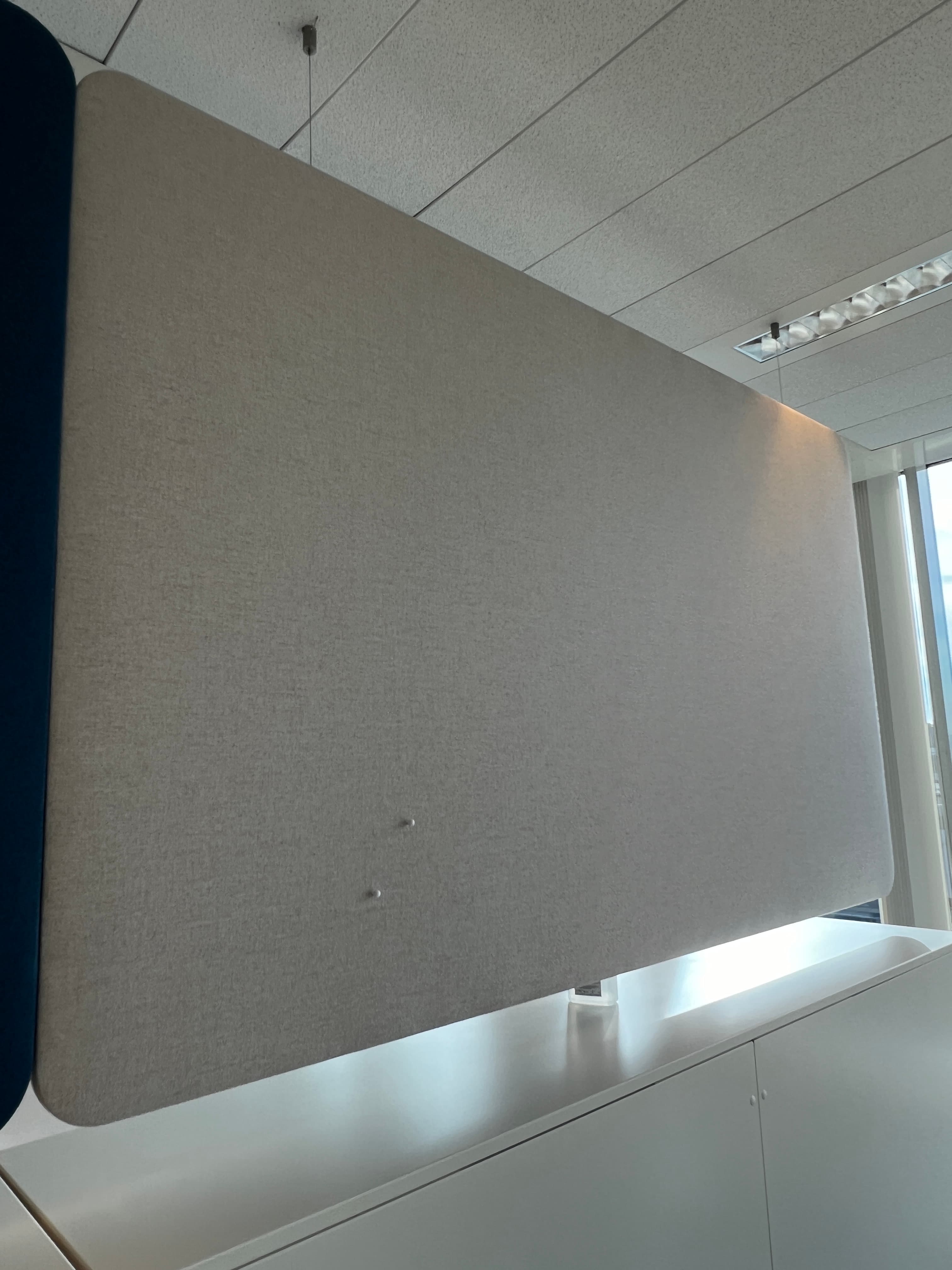 Akoestisch paneel van grijze stof-1