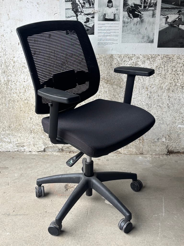 Linea New Malice 01 Ergonomic Black Office Chair with black legs-1