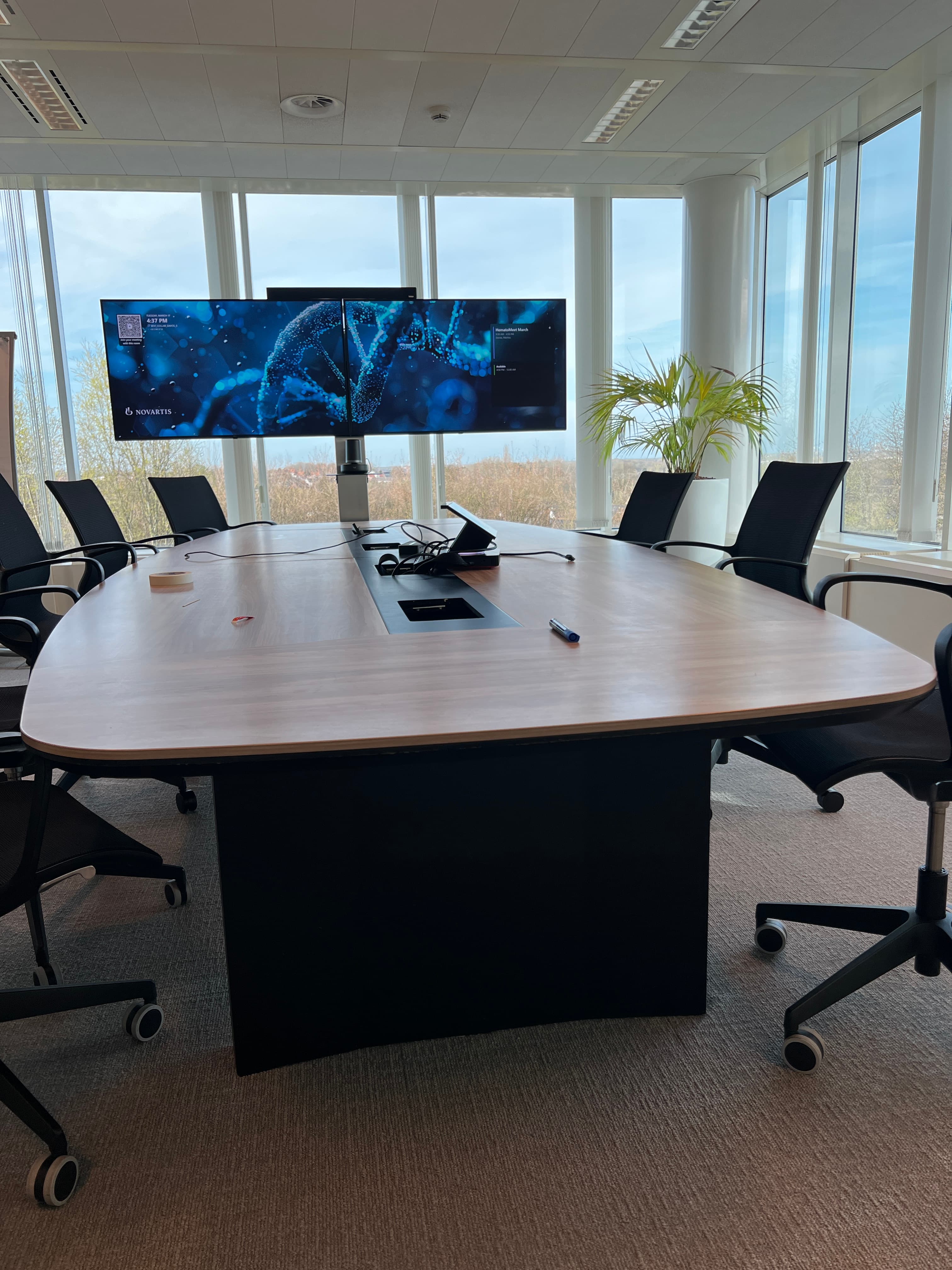 430 cm of minimaal 10 personen – vergadertafel van zwart en bruin hout en metaal