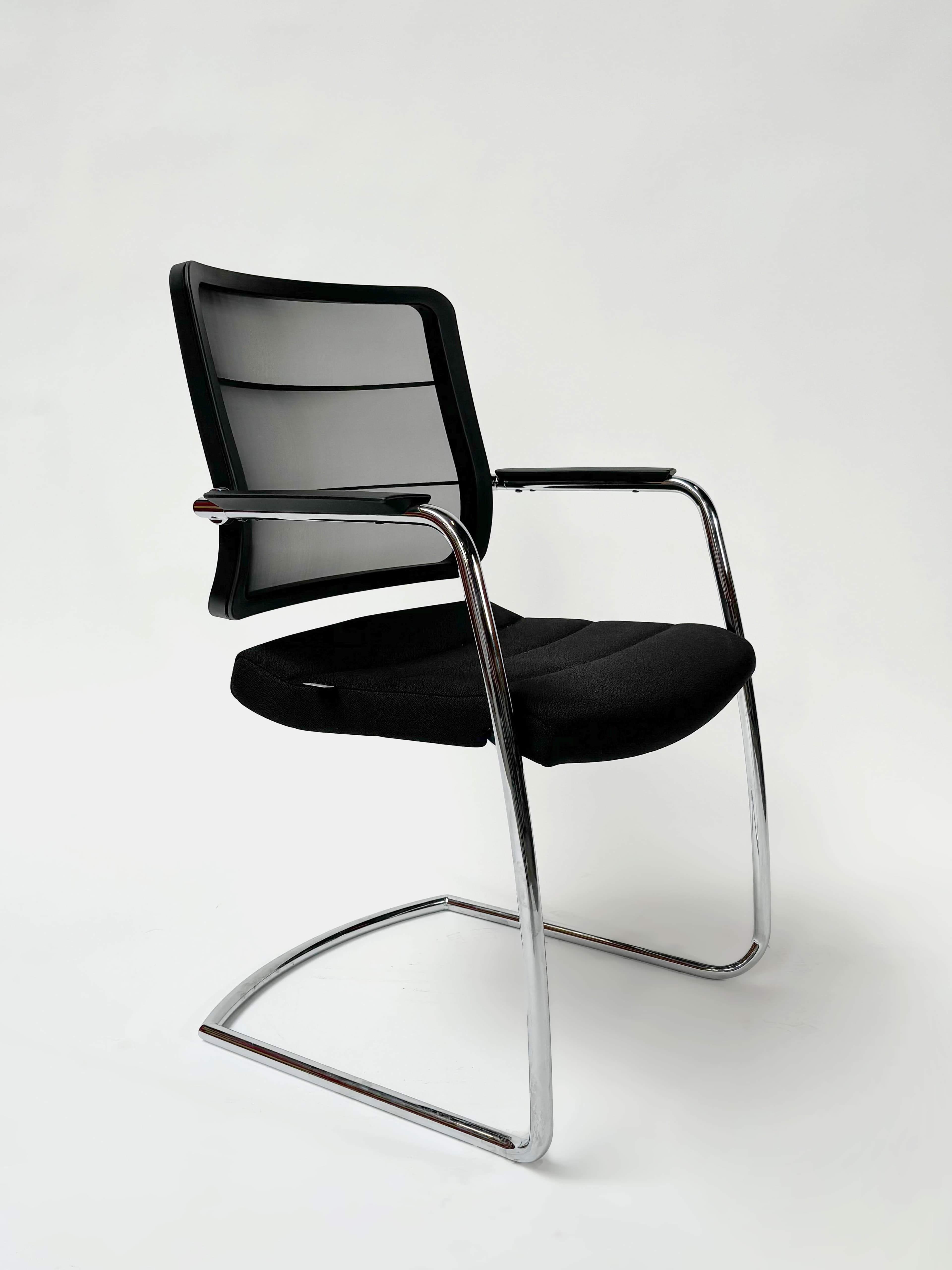 INTERSTUHL Zwarte stoel met kussens en netrugleuning-1