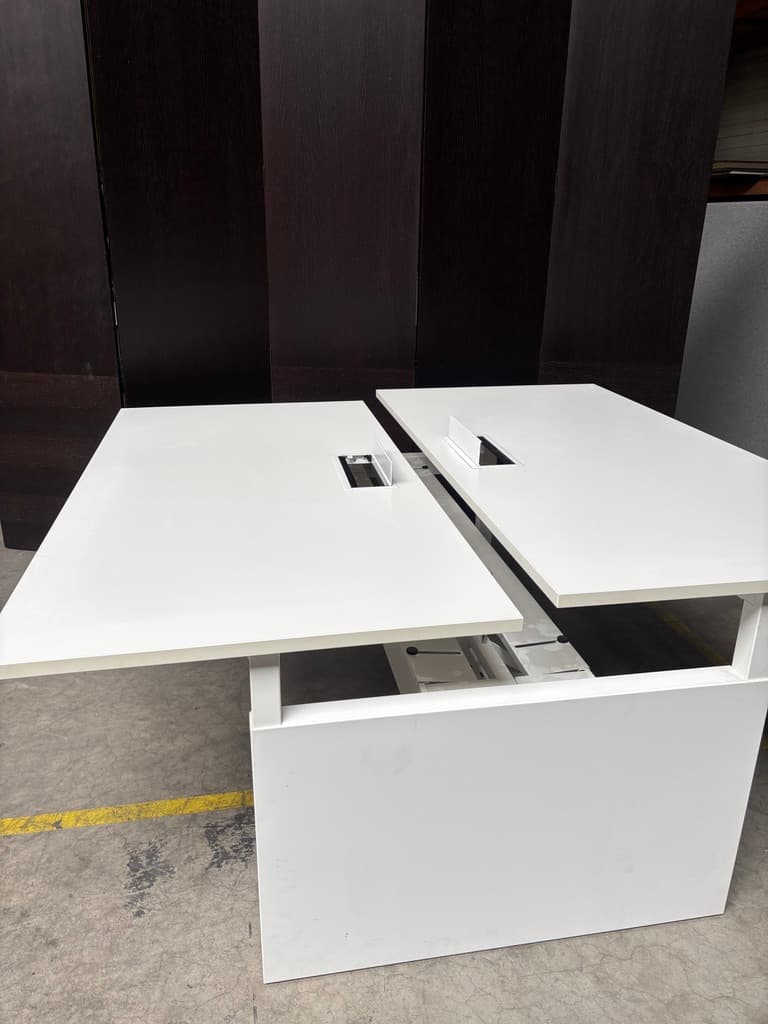 Steelcase 165x160cm White duo desk with central cable management and adjustable legs without divider-3