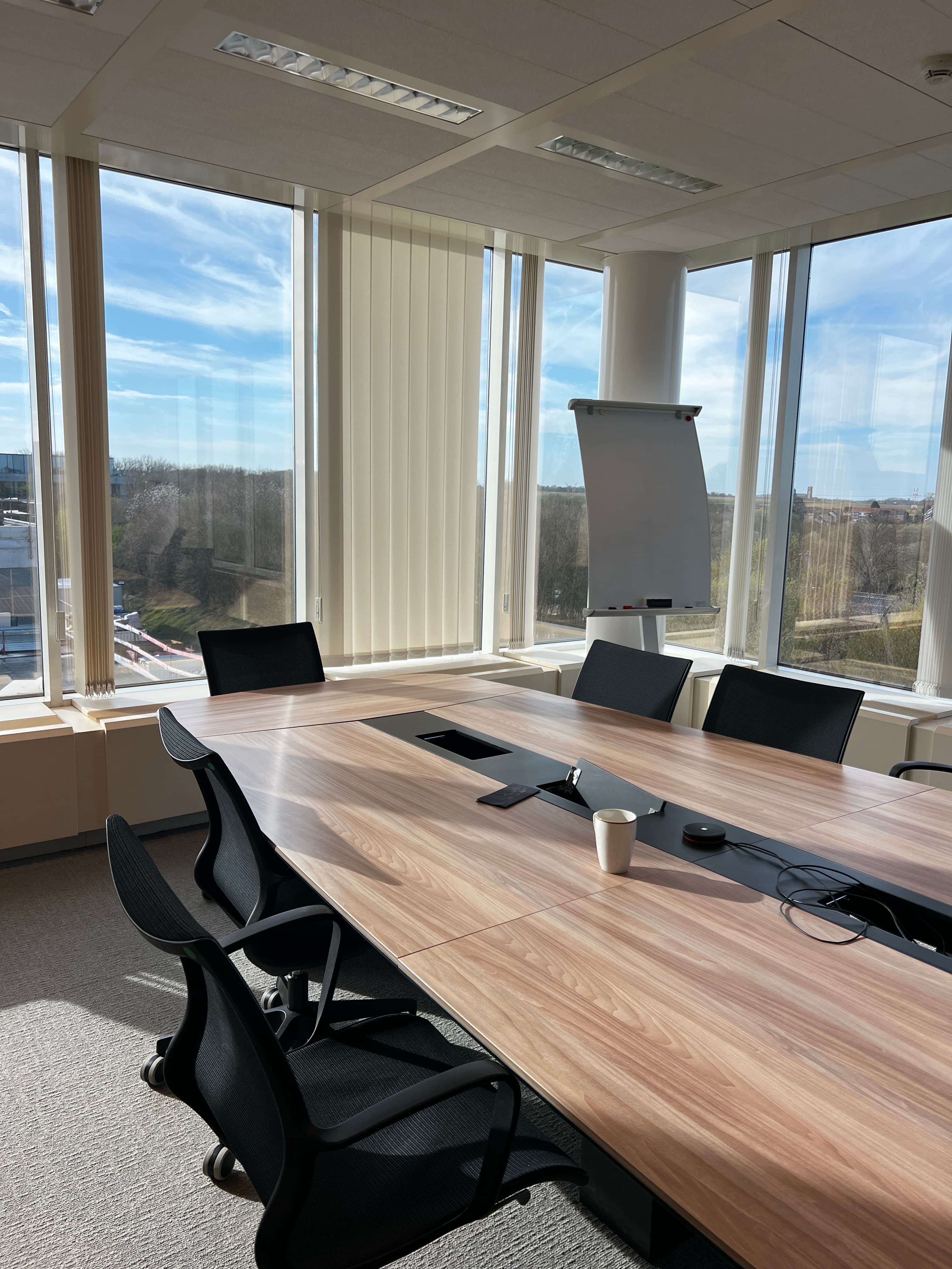 Vergadertafel van 650 cm voor 14 personen, zwart en bruin hout