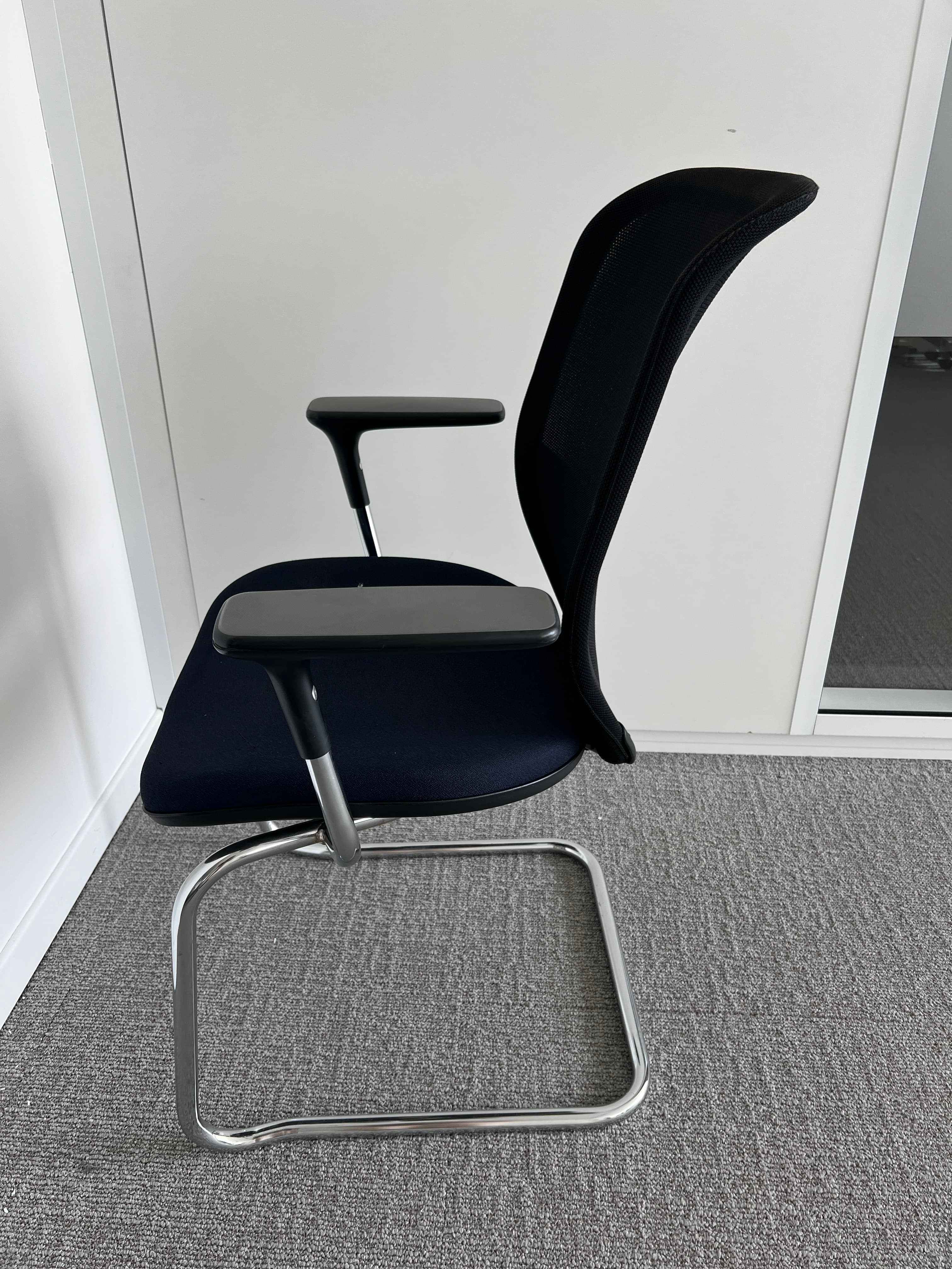 Chaise de réunion en tissu noir