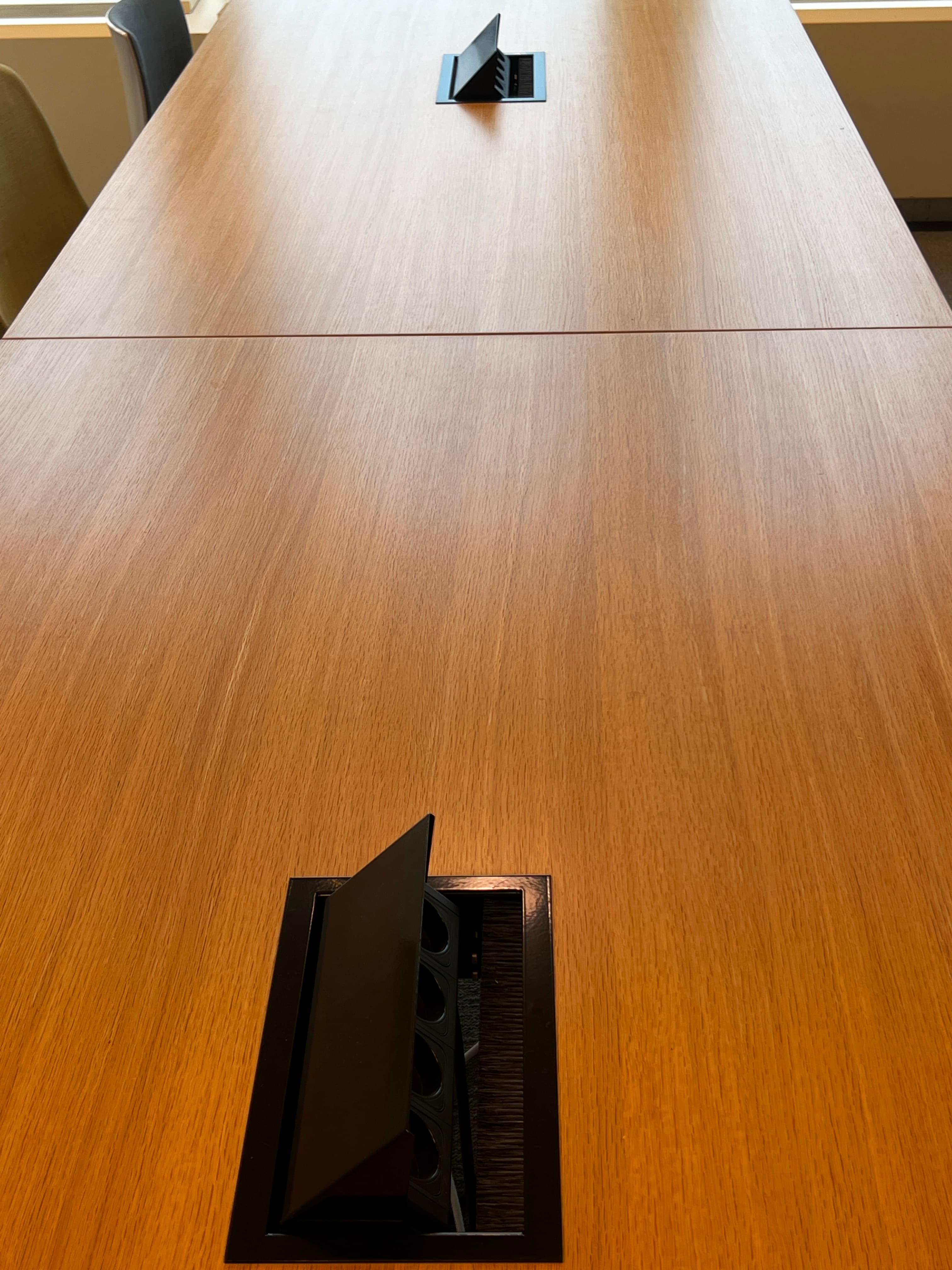 Vergadertafel van licht hout van 400 cm met 2 zwarte luiken-2