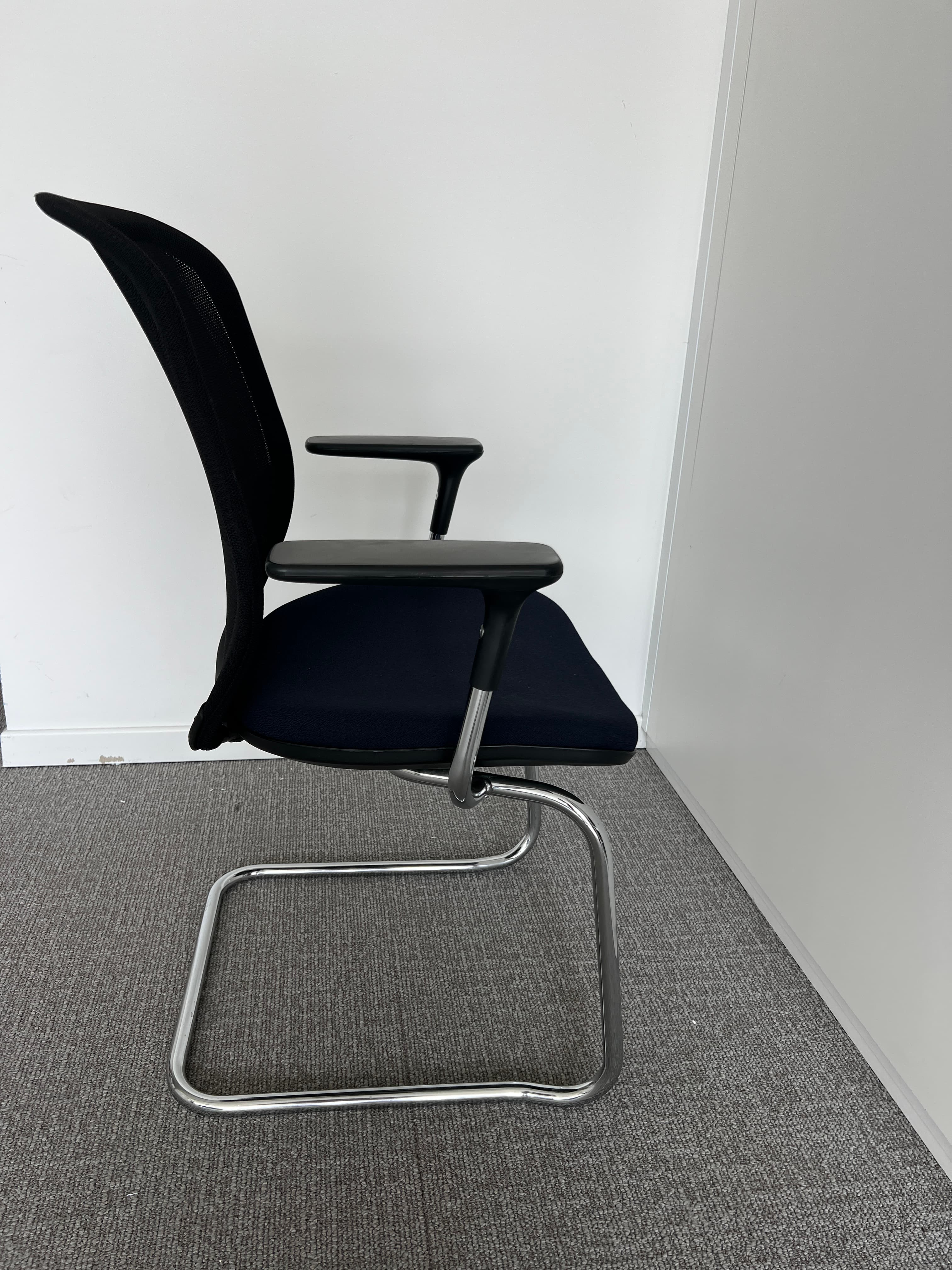 Chaise de réunion en tissu noir-2