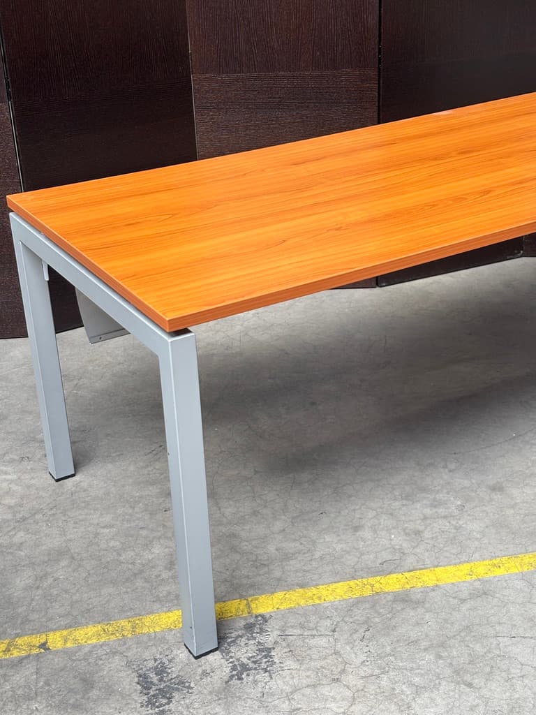Bureau de 180 cm en bois orange avec structure métallique grise-2