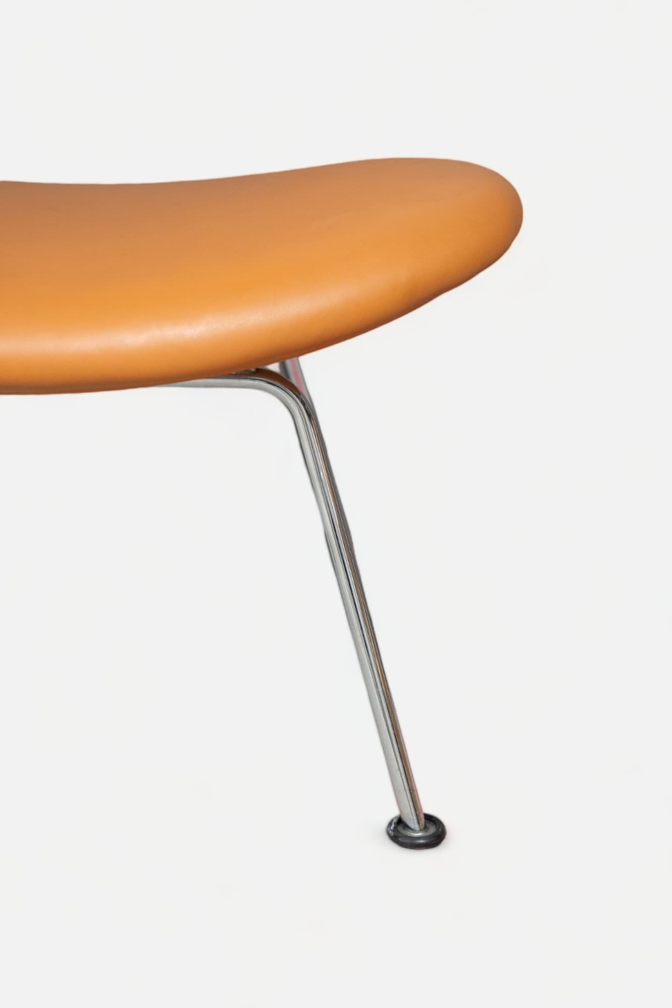 Artifort Camel Tabouret bas en cuir camel avec pieds en acier-1