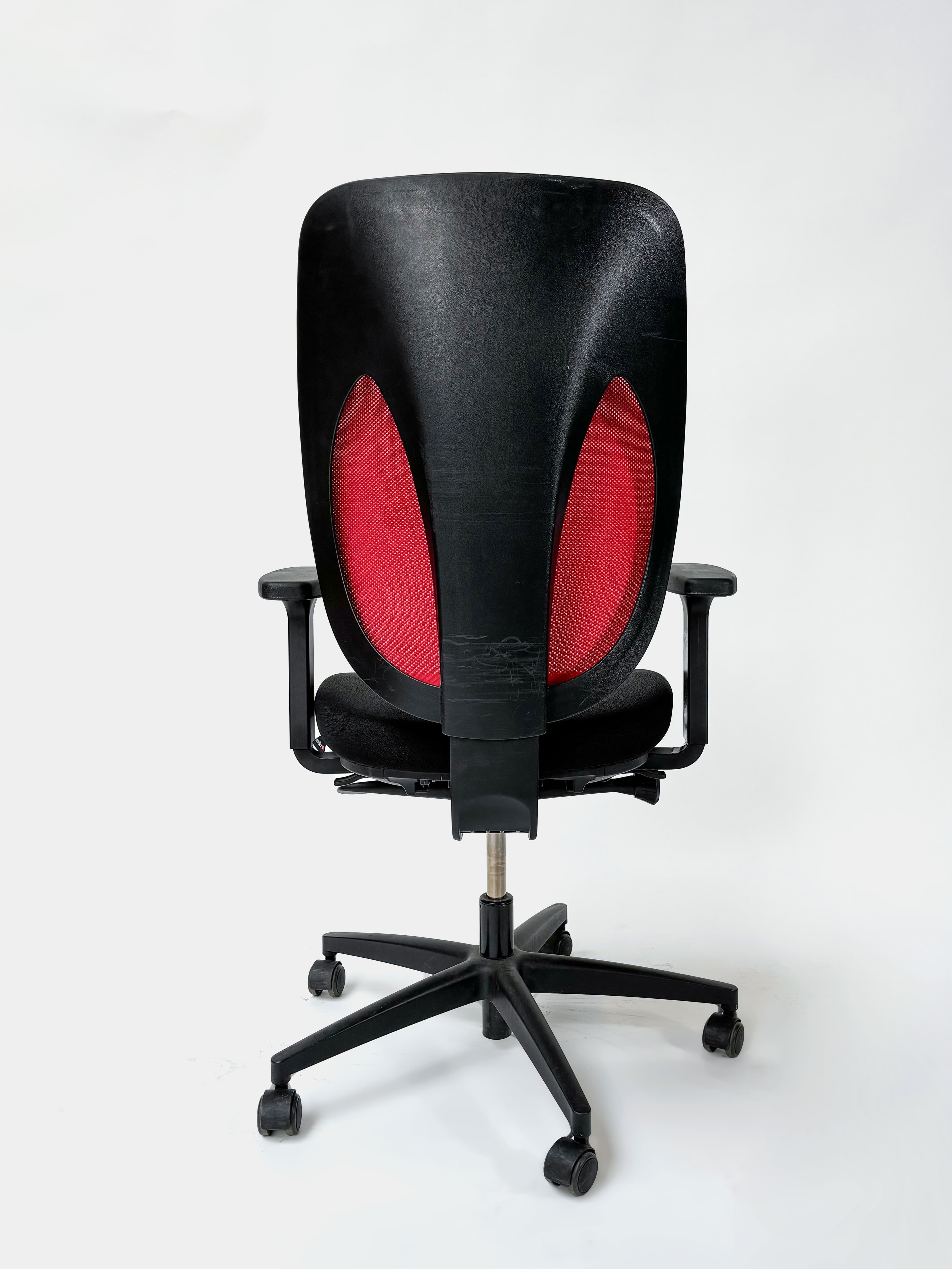 WORN: GIROFLEX Ergonomische verstelbare rode en zwarte bureaustoel op wieltjes. Functioneel maar met krassen of vlekken op de zitting.-4