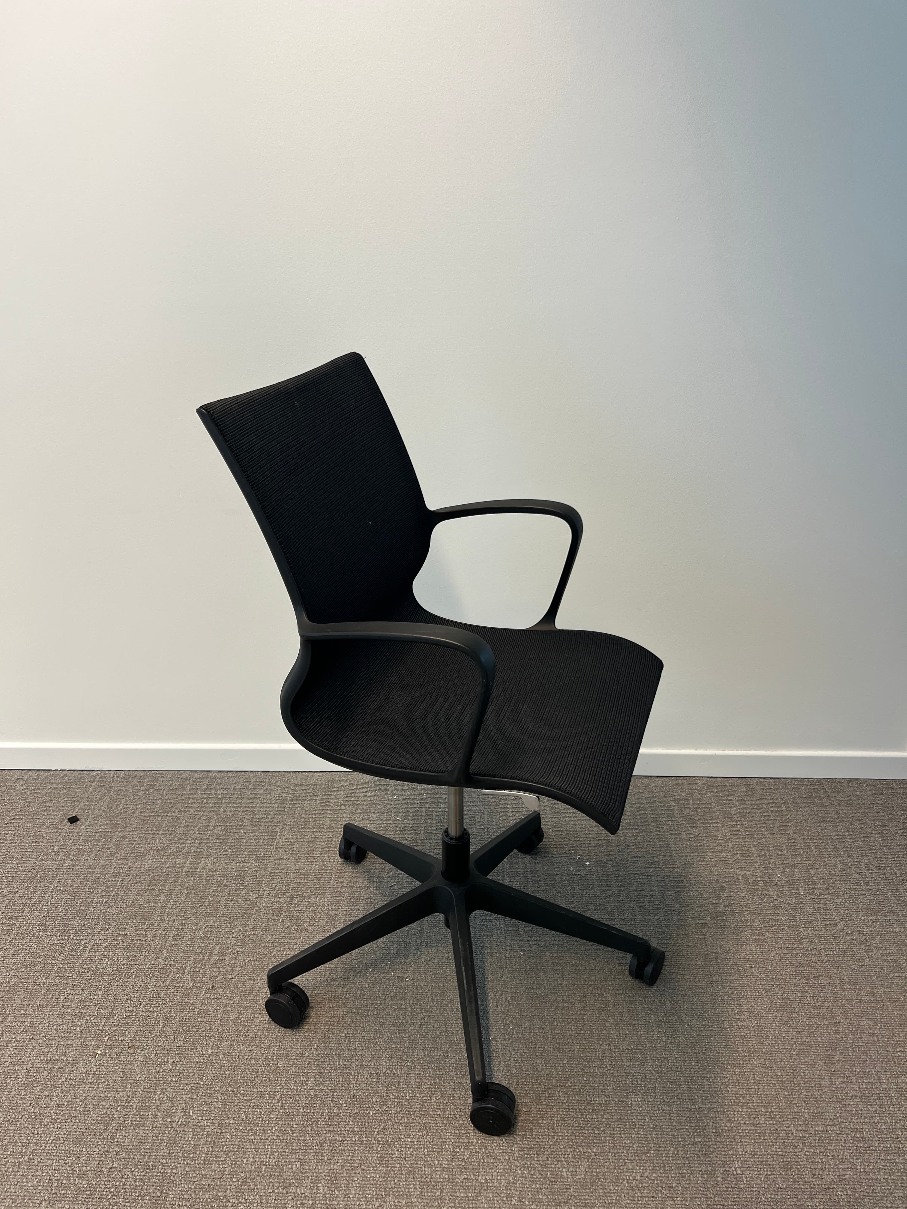 Chaise de bureau Sitland en plastique noir et métal-2