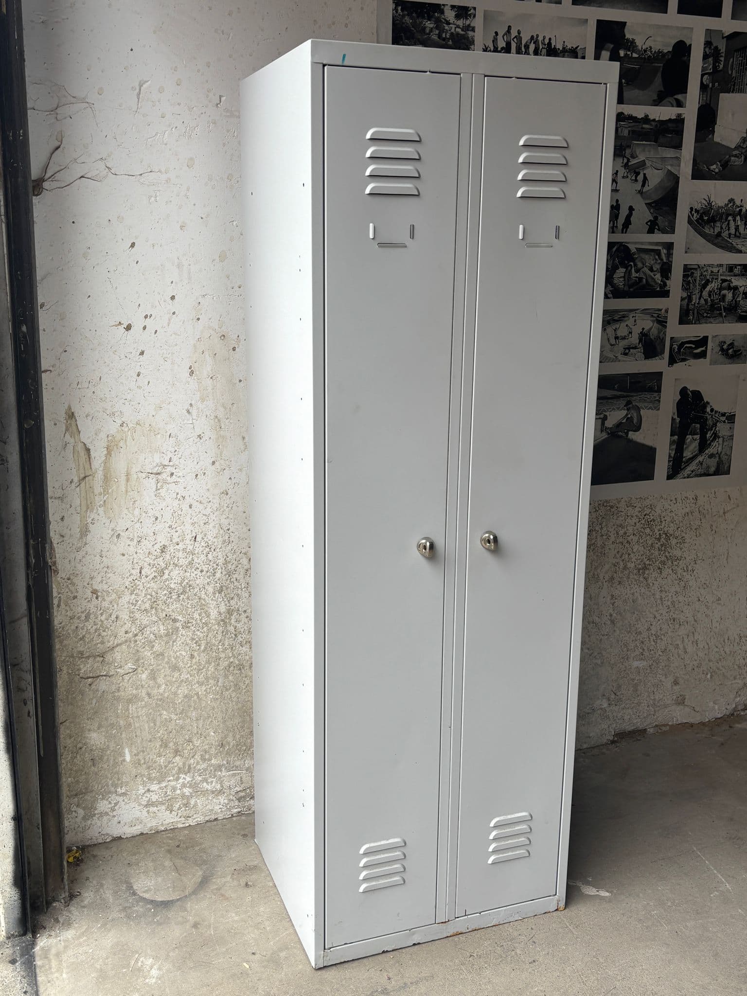 Industriële grijze metalen kast met dubbele deur-1