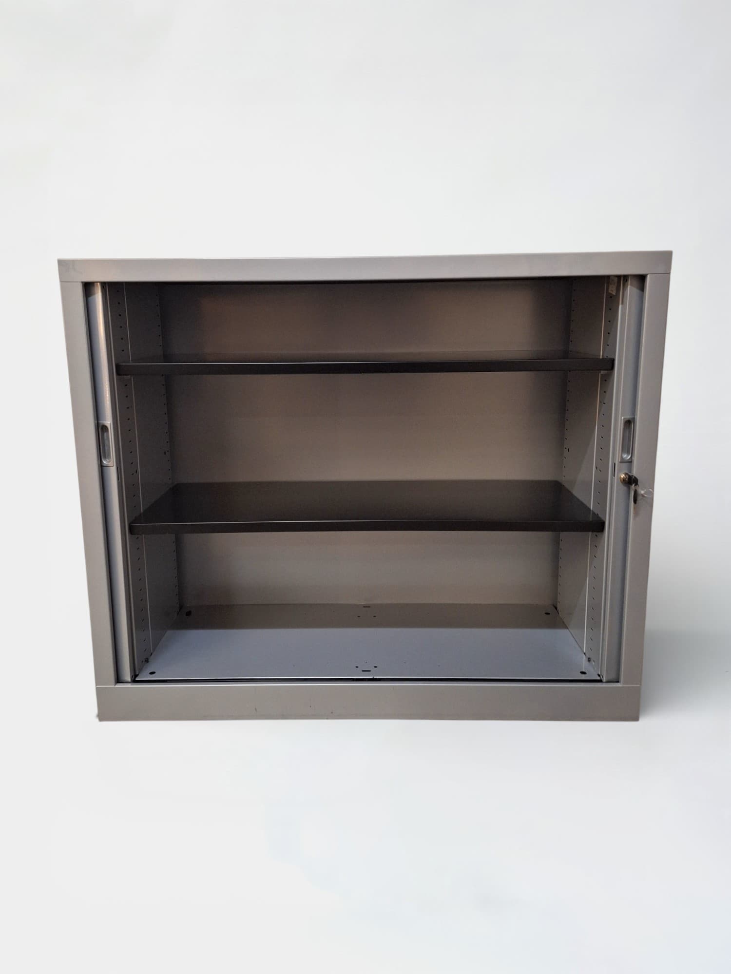 Grijze metalen kast met afsluitbare deuren en verstelbare binnenplanken-0