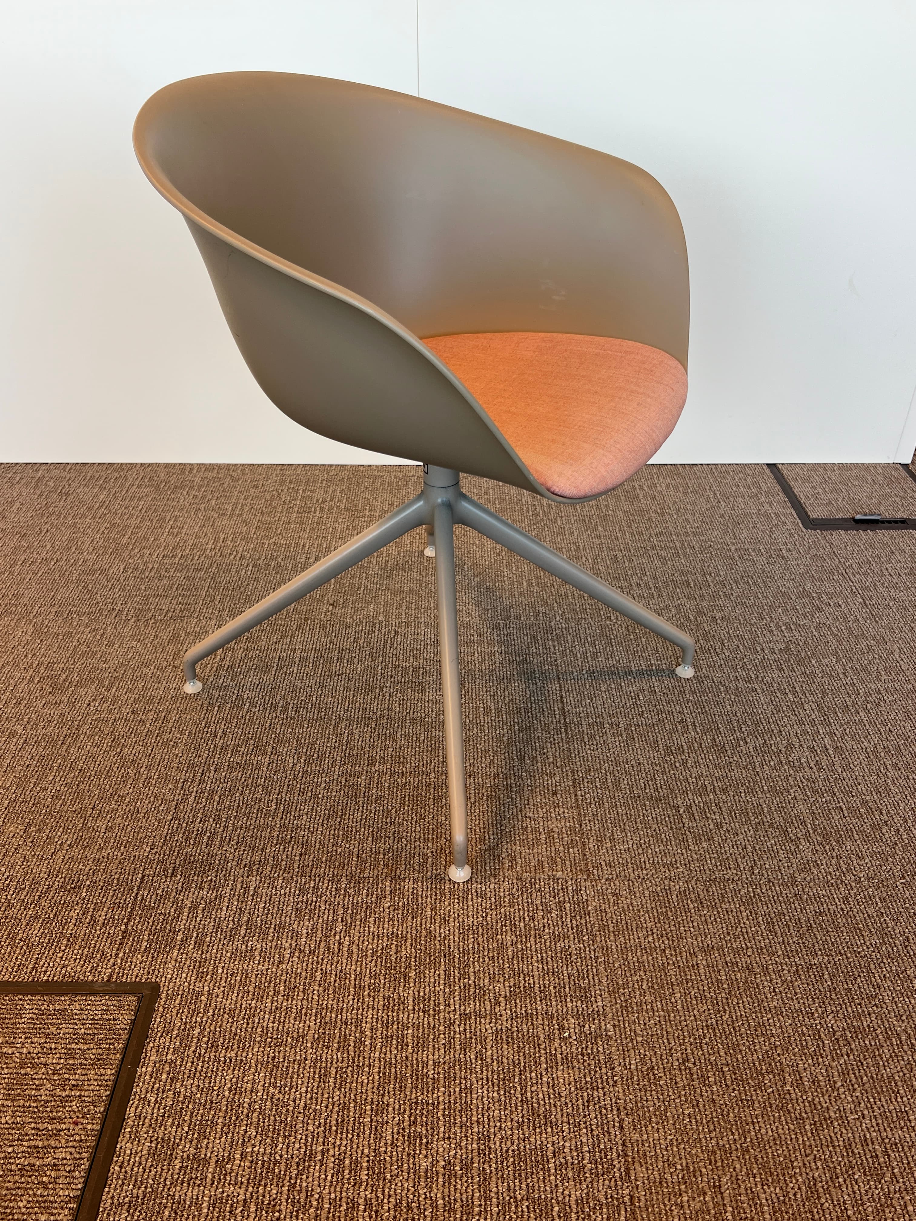 Fauteuil Arper en plastique gris avec assise en tissu saumon-2