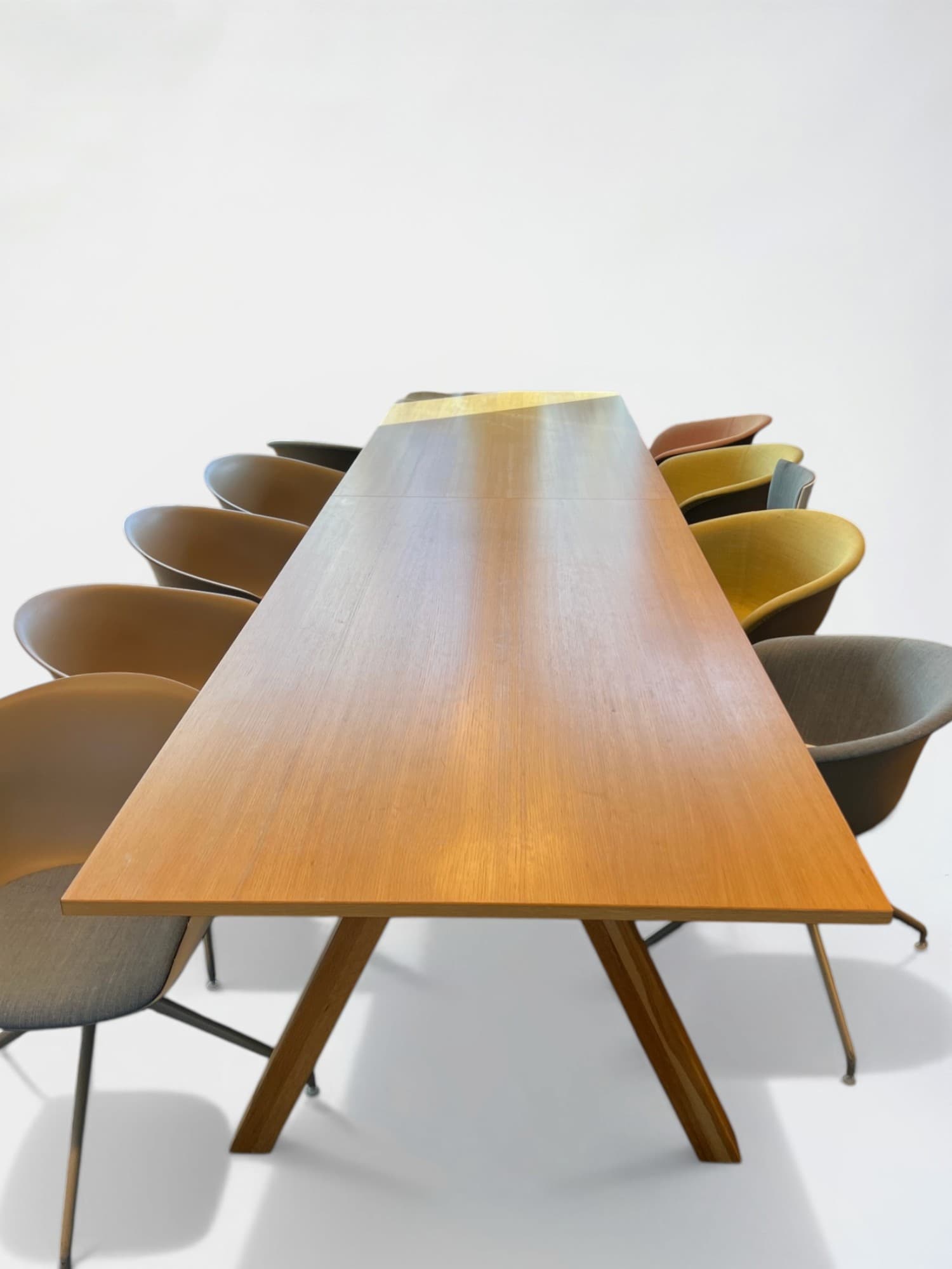 Arper-tafel van getint eikenhout