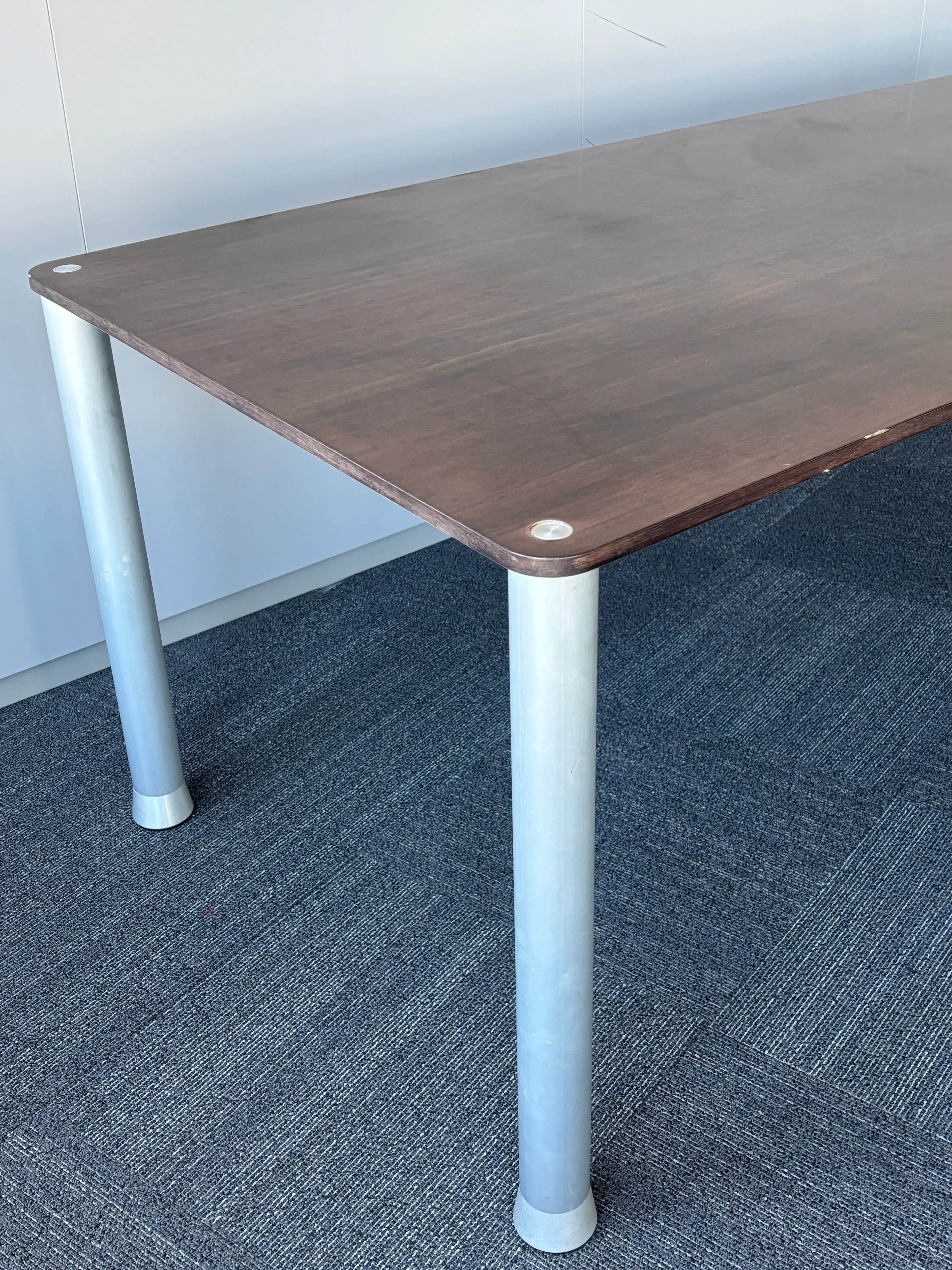 Donkerbruine houten tafel van 210 cm met metalen poten en gebruikssporen-3
