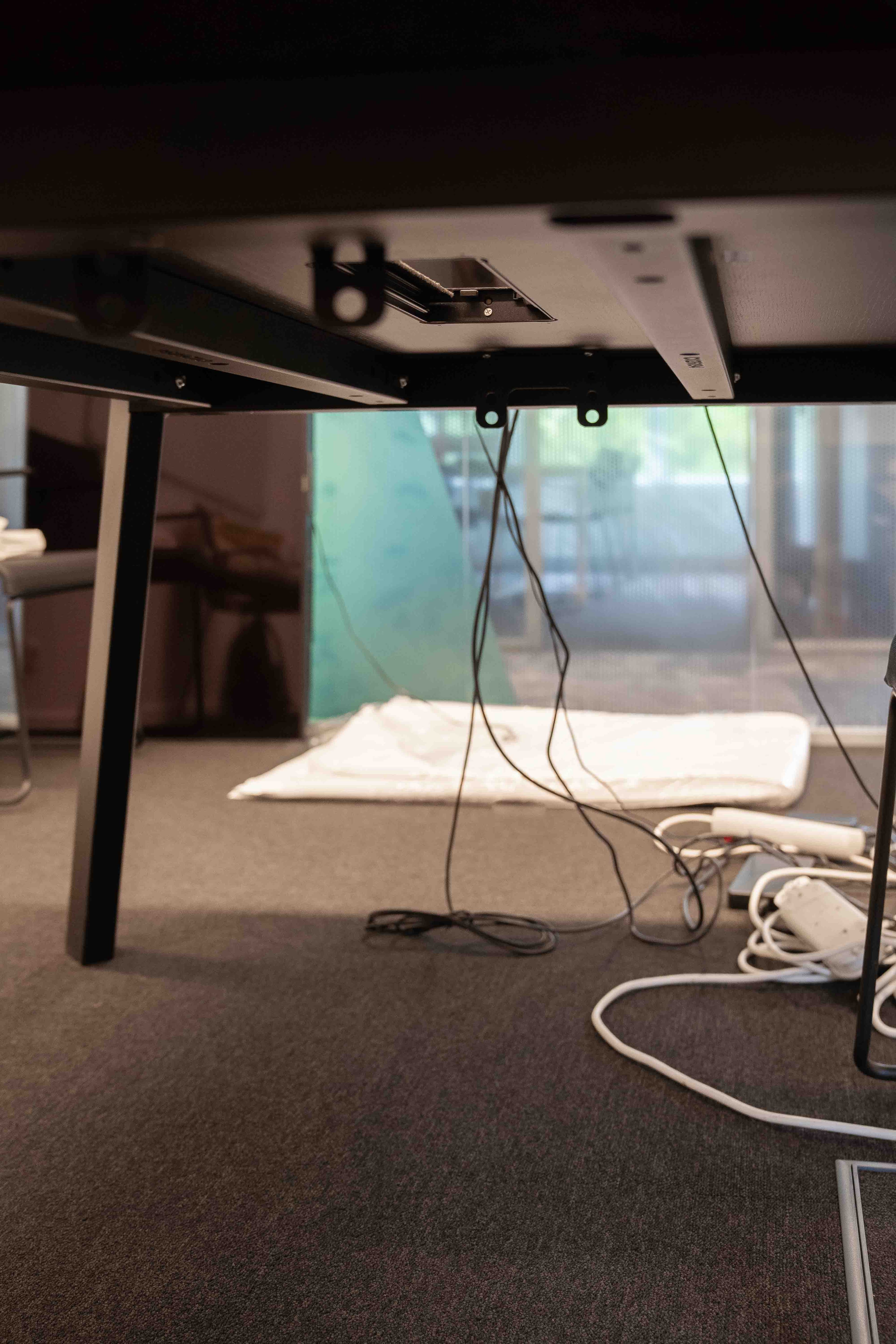 Table de conférence carrée en bois noir avec système de gestion des câbles intégré-3