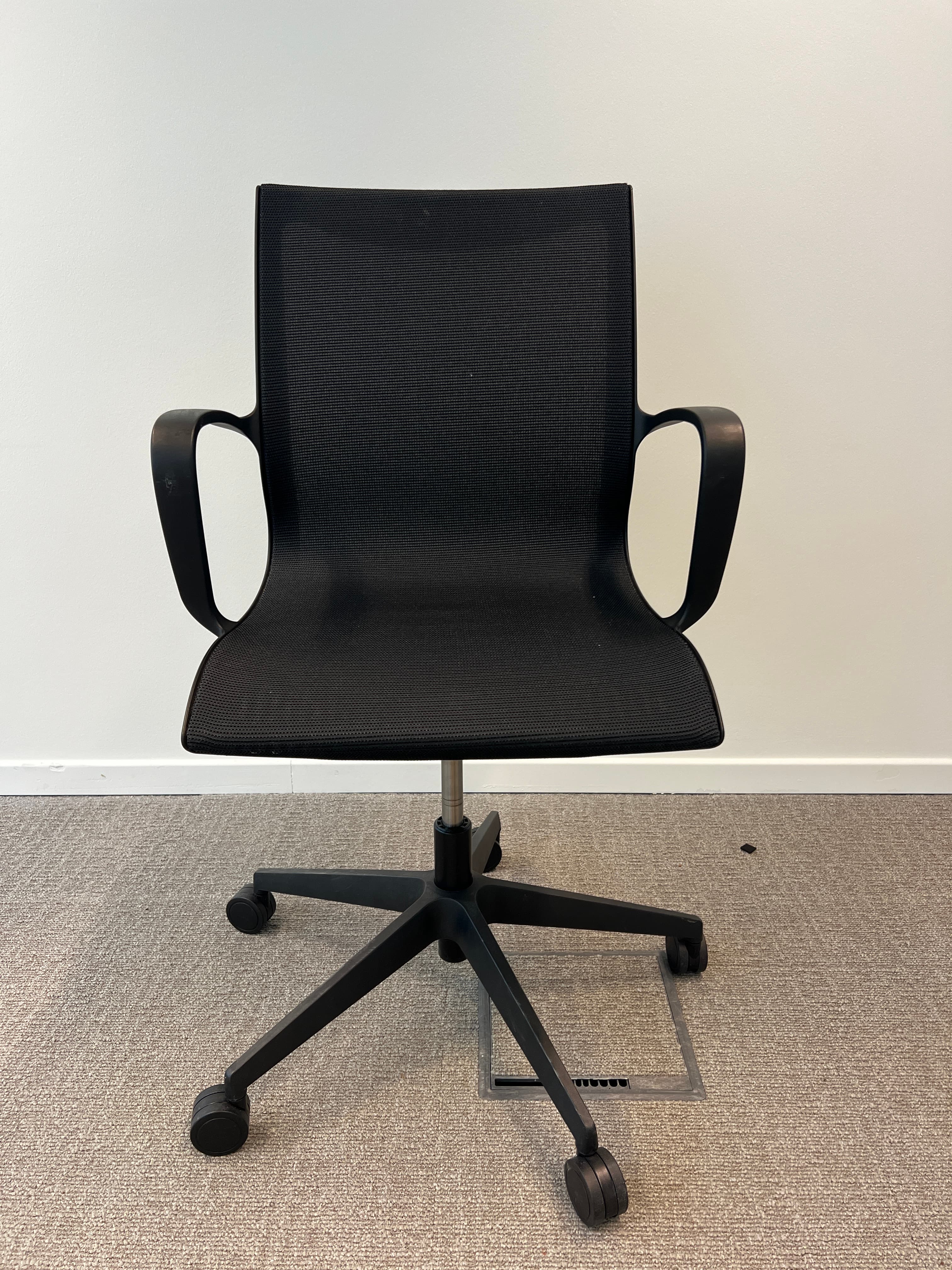 Chaise de bureau Sitland en plastique noir et métal-1