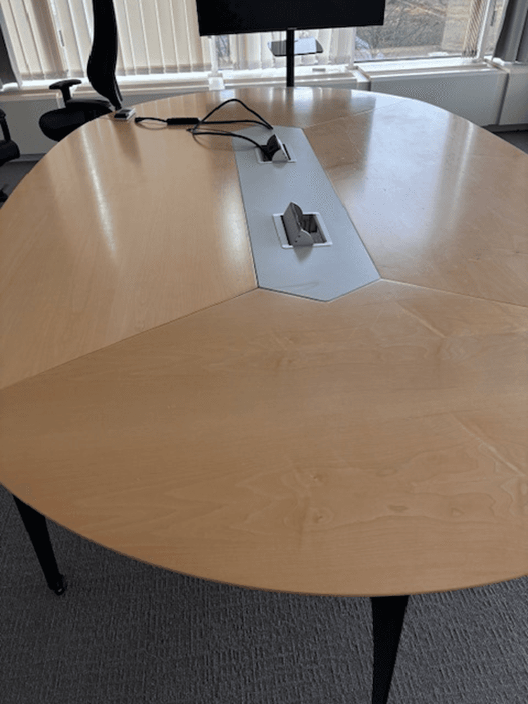 Table de réunion en bois beige