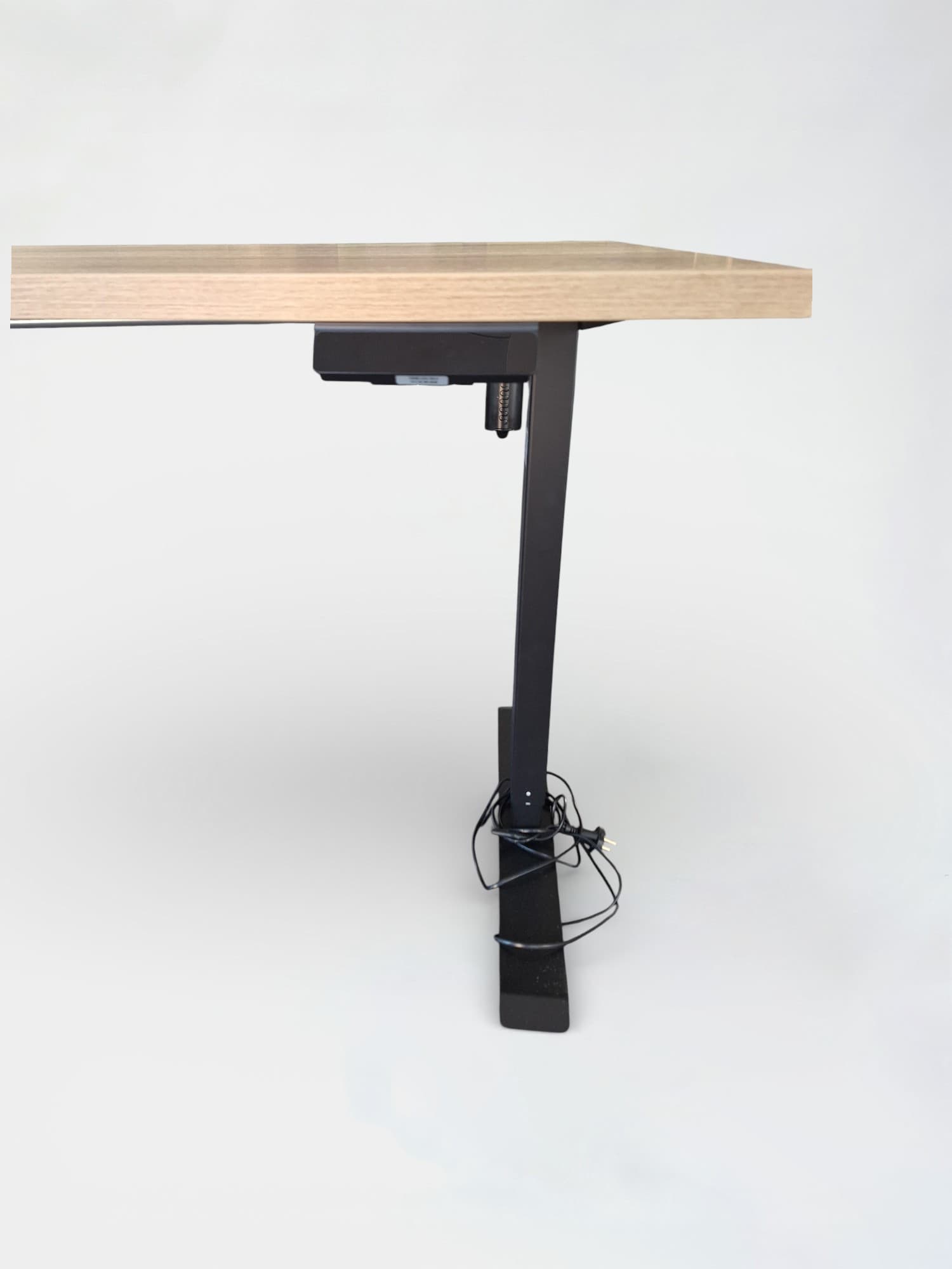 Houten elektrisch bureau met zwarte structuur-2