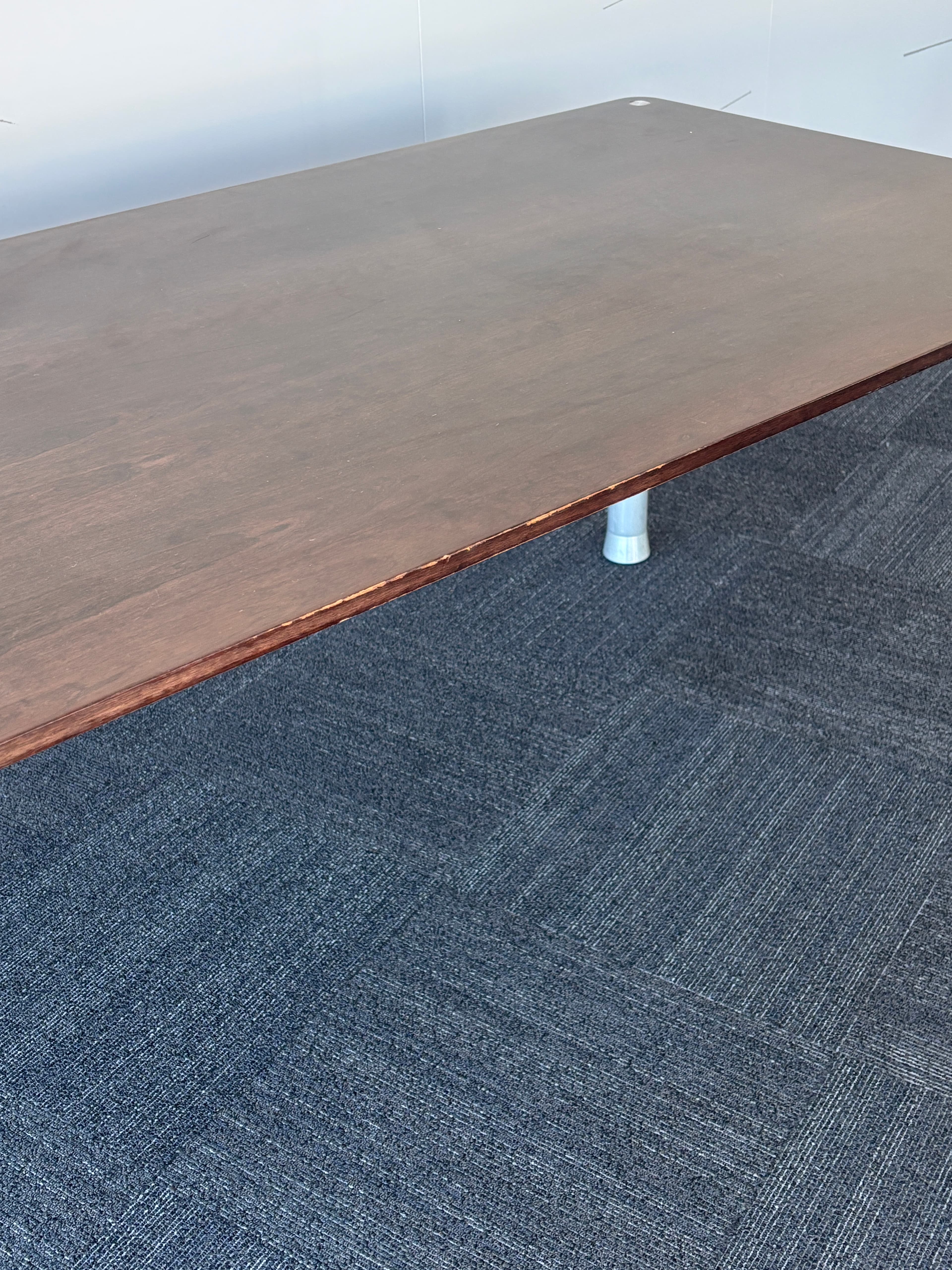 Donkerbruine houten tafel met metalen poten met gebruikssporen-6