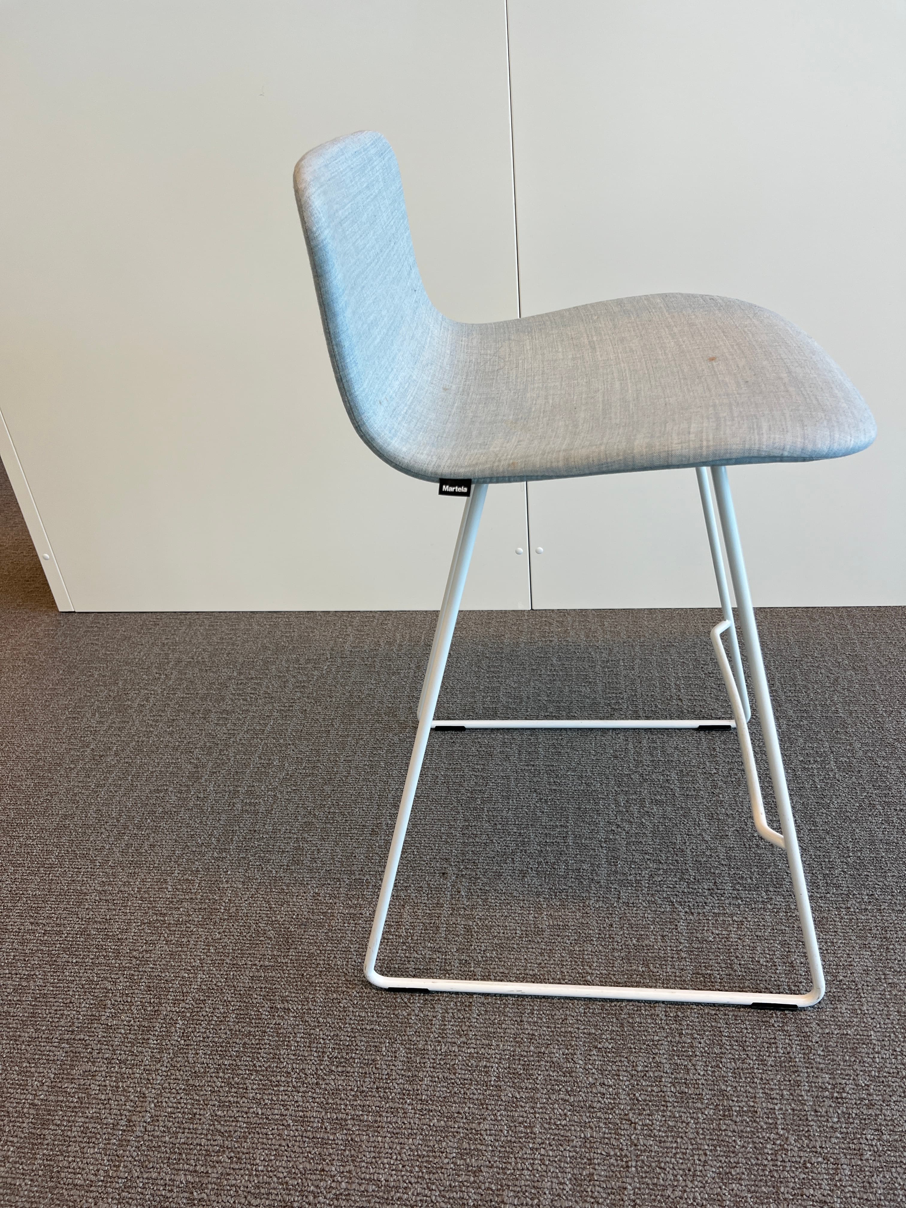 Martela hoge stoel met witgrijze bekleding-1