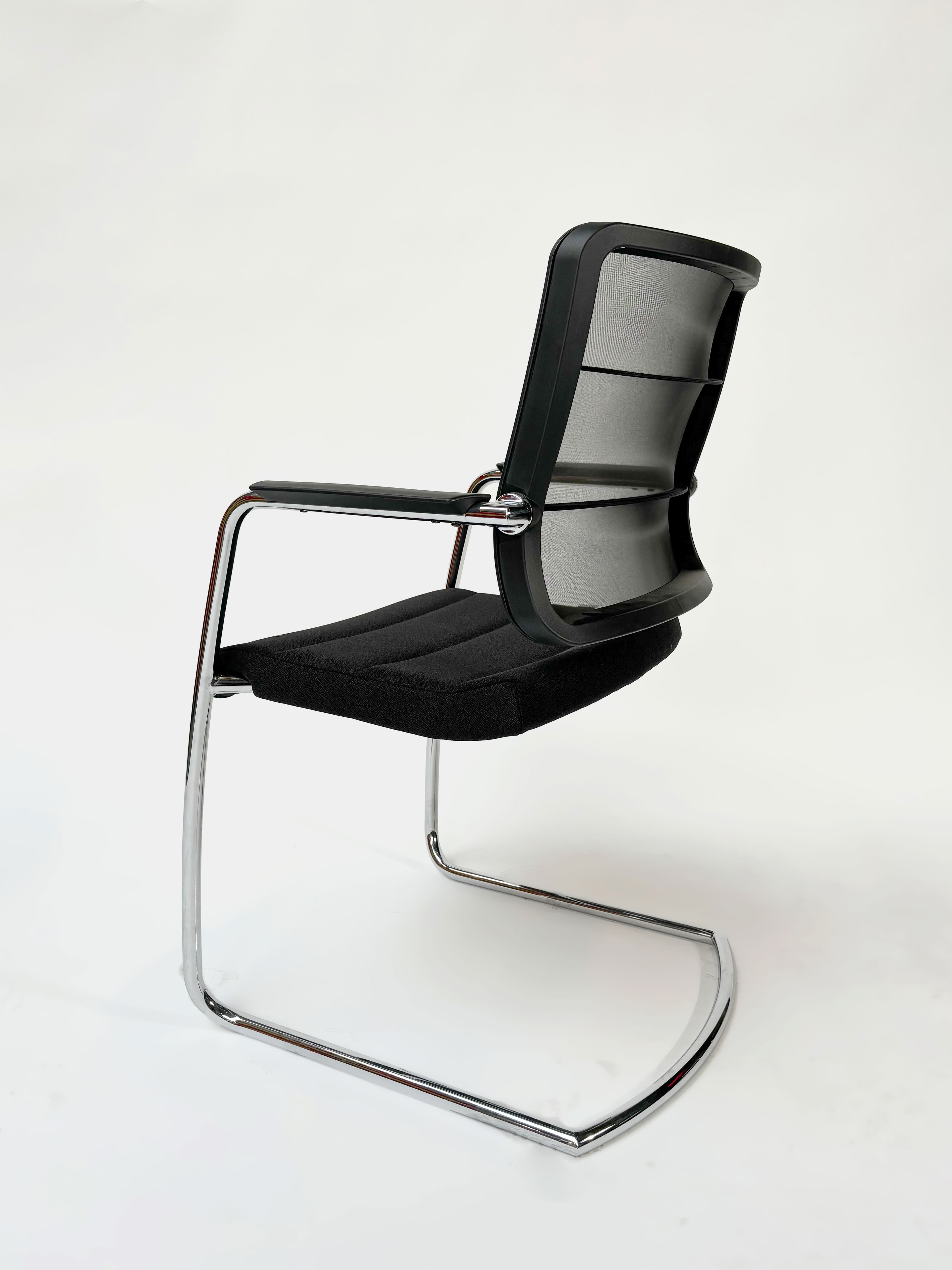 INTERSTUHL Zwarte stoel met kussens en netrugleuning-4