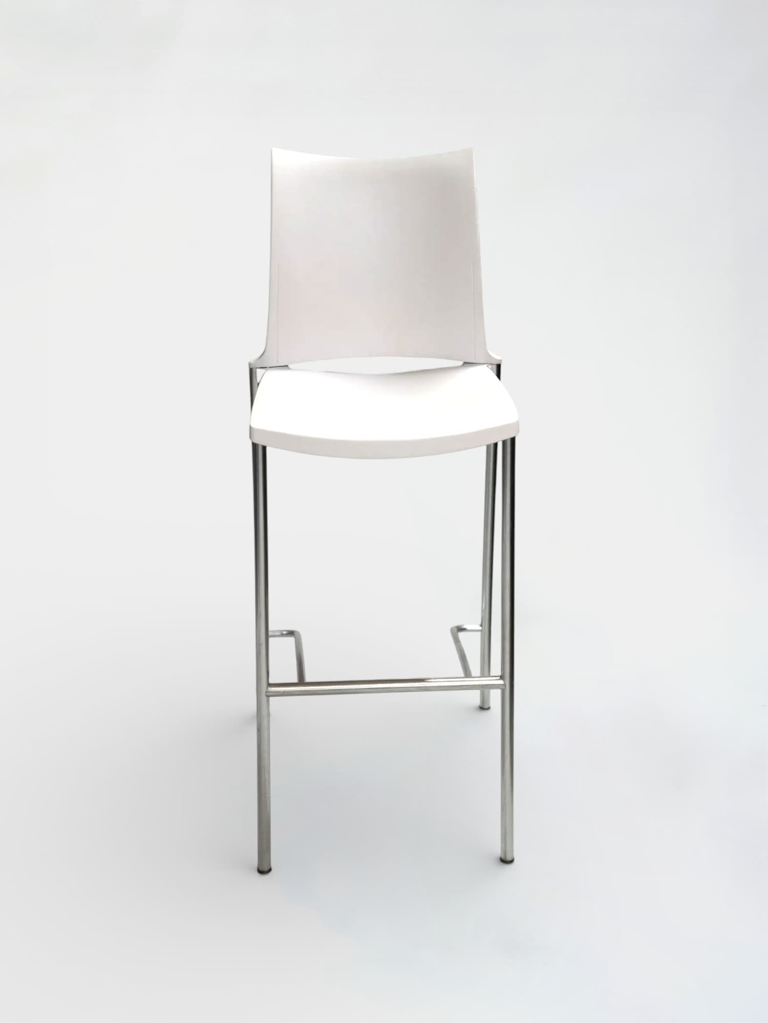 Kusch+Co Witte hoge barstoel met verchroomd frame en voetensteun-2