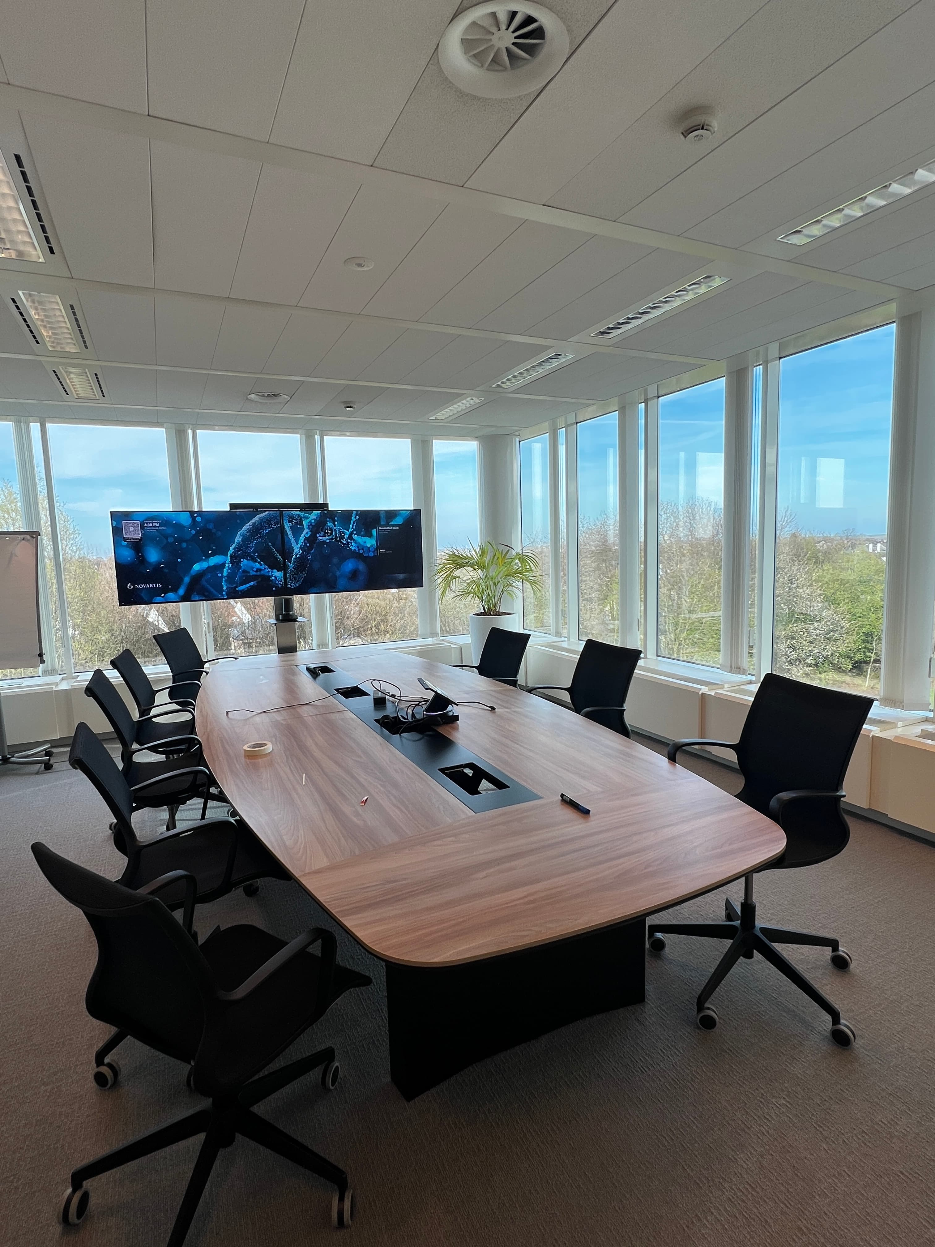 430 cm of minimaal 10 personen – vergadertafel van zwart en bruin hout en metaal