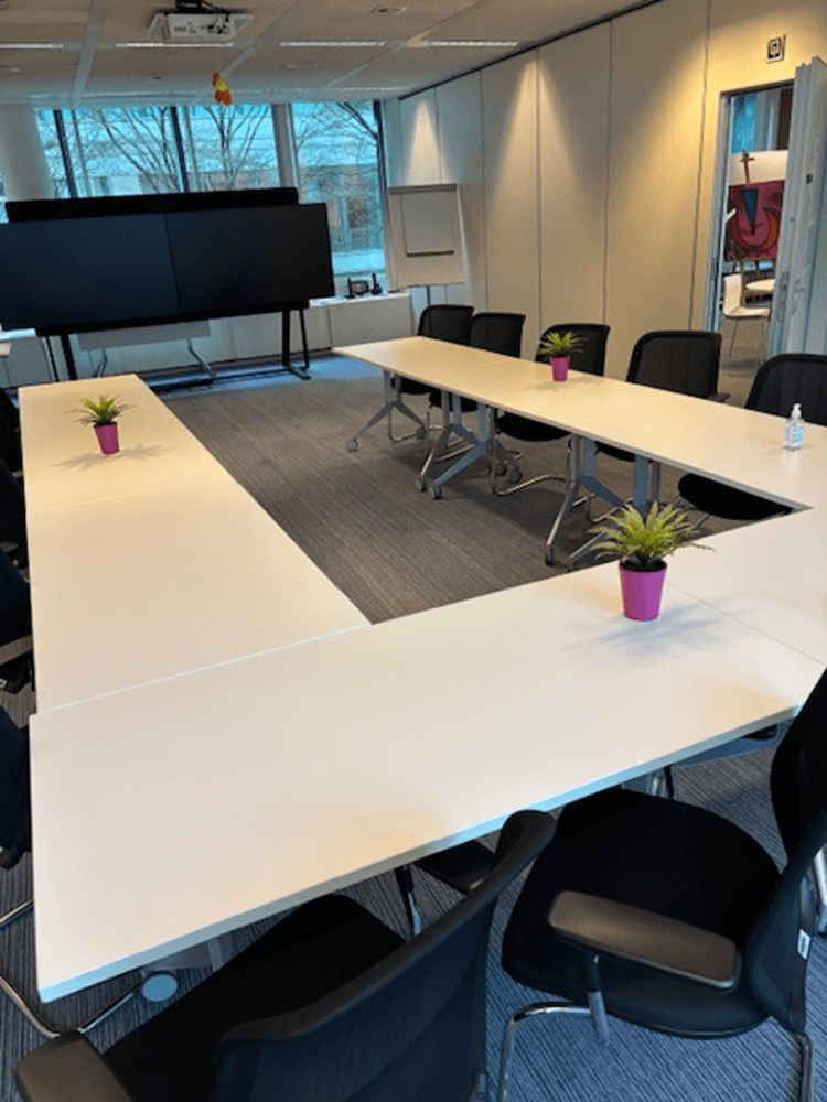 Haworth 200 cm opvouwbare vergadertafel in wit en crème met metalen poten-0