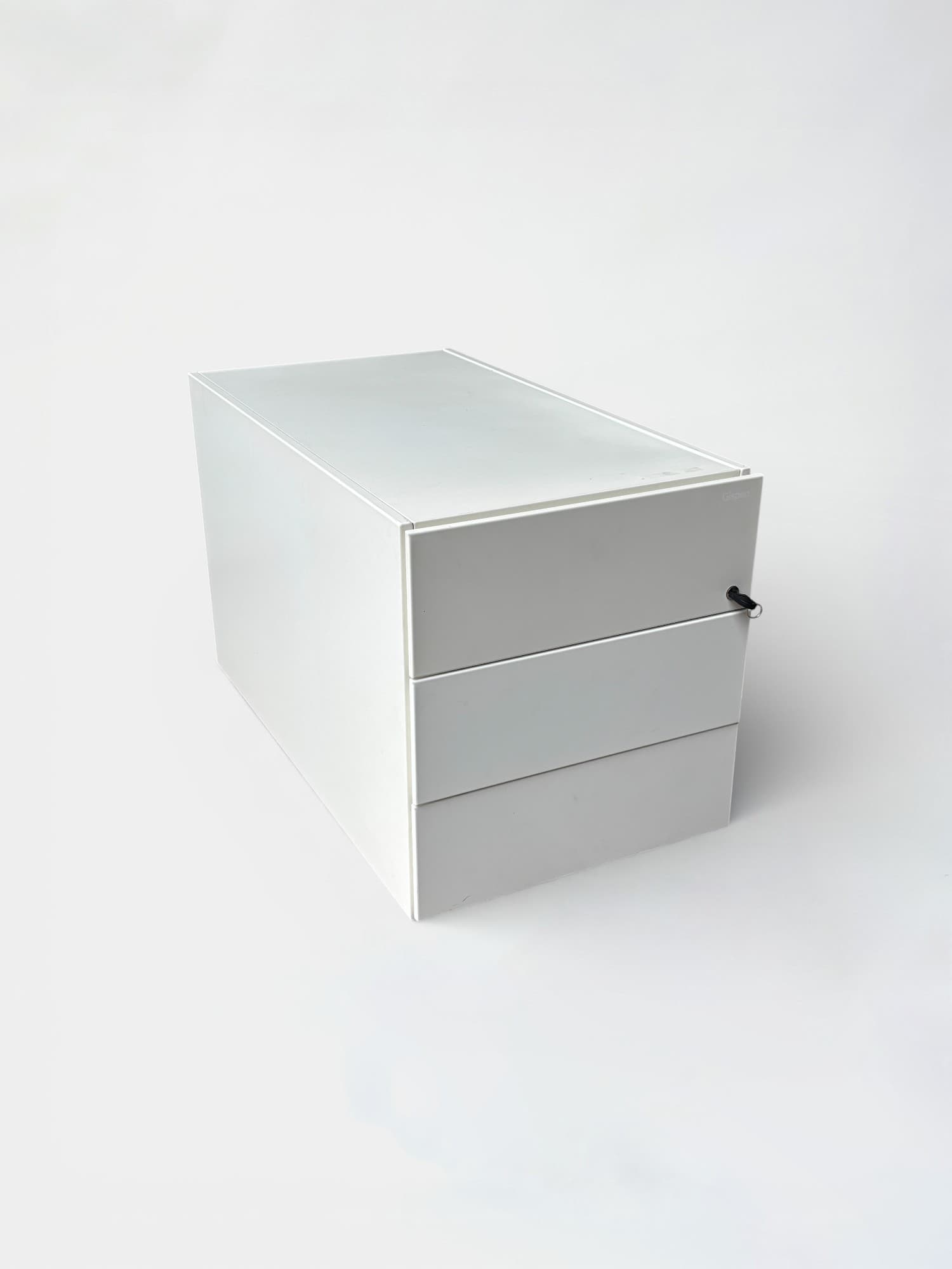 Armoire à dossiers en métal blanc avec trois tiroirs et une serrure-0