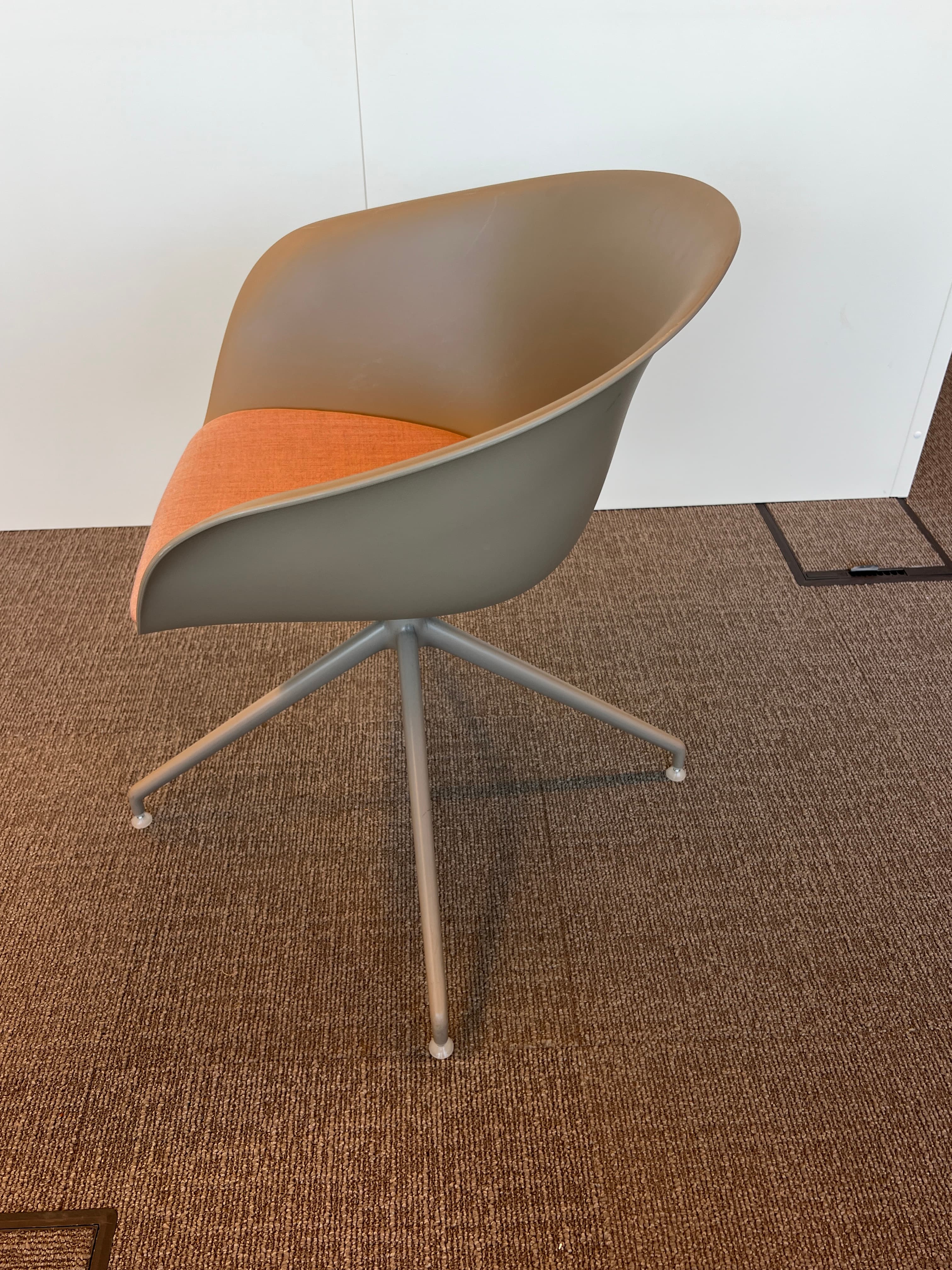 Fauteuil Arper en plastique gris avec assise en tissu saumon