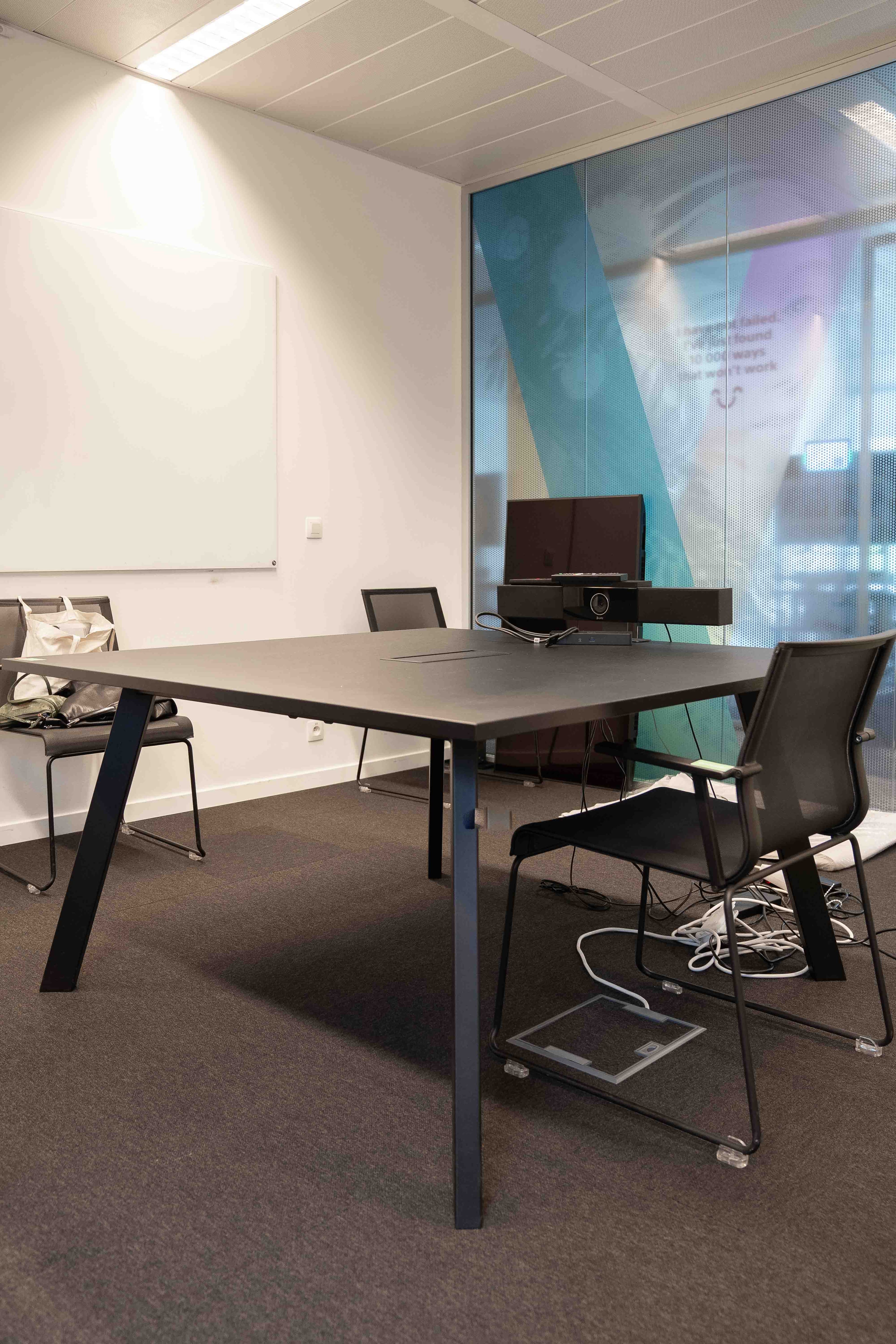 Table de conférence carrée en bois noir avec système de gestion des câbles intégré-1