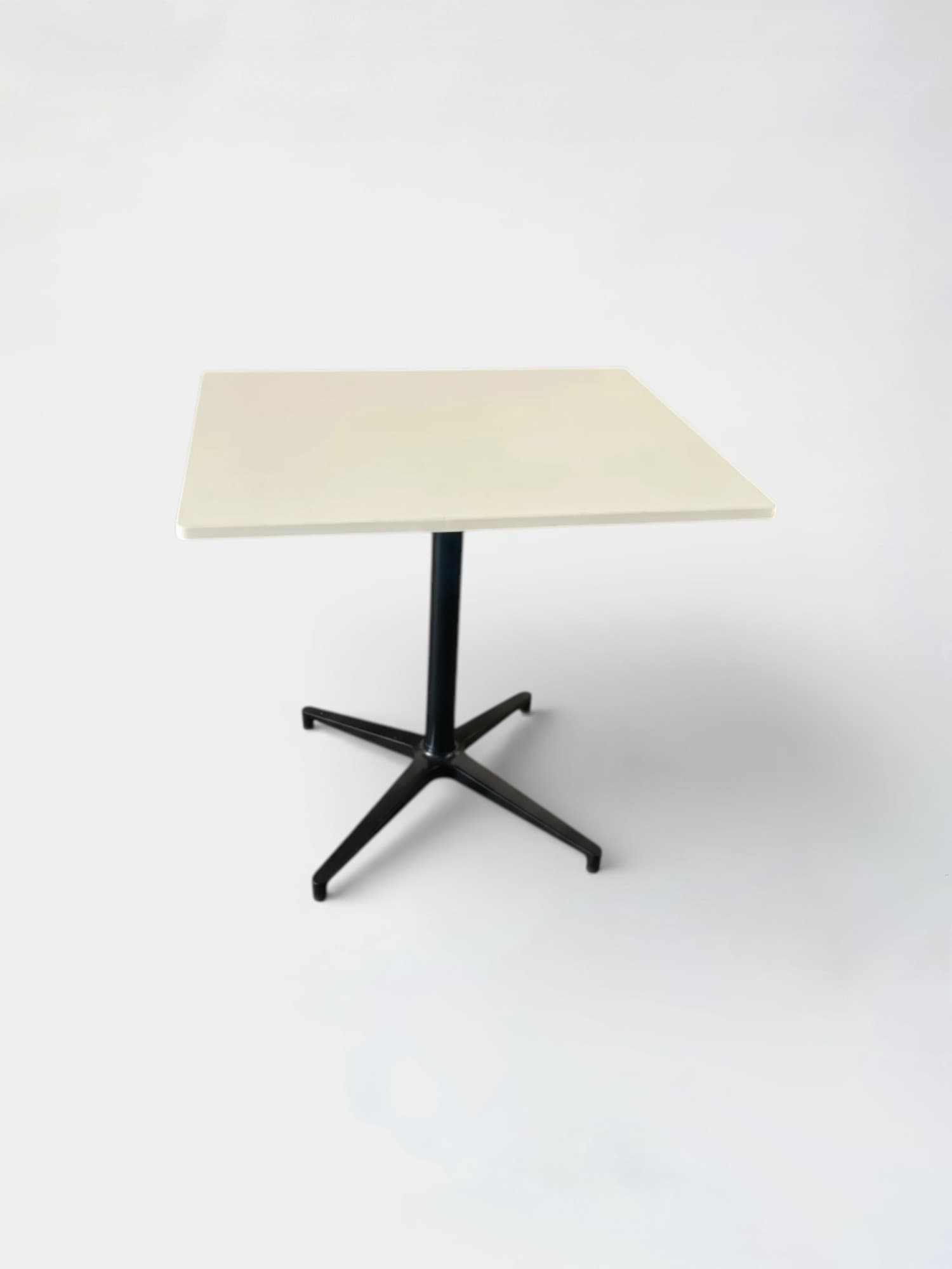 Vitra Witte rechthoekige tafel met zwarte poten-0