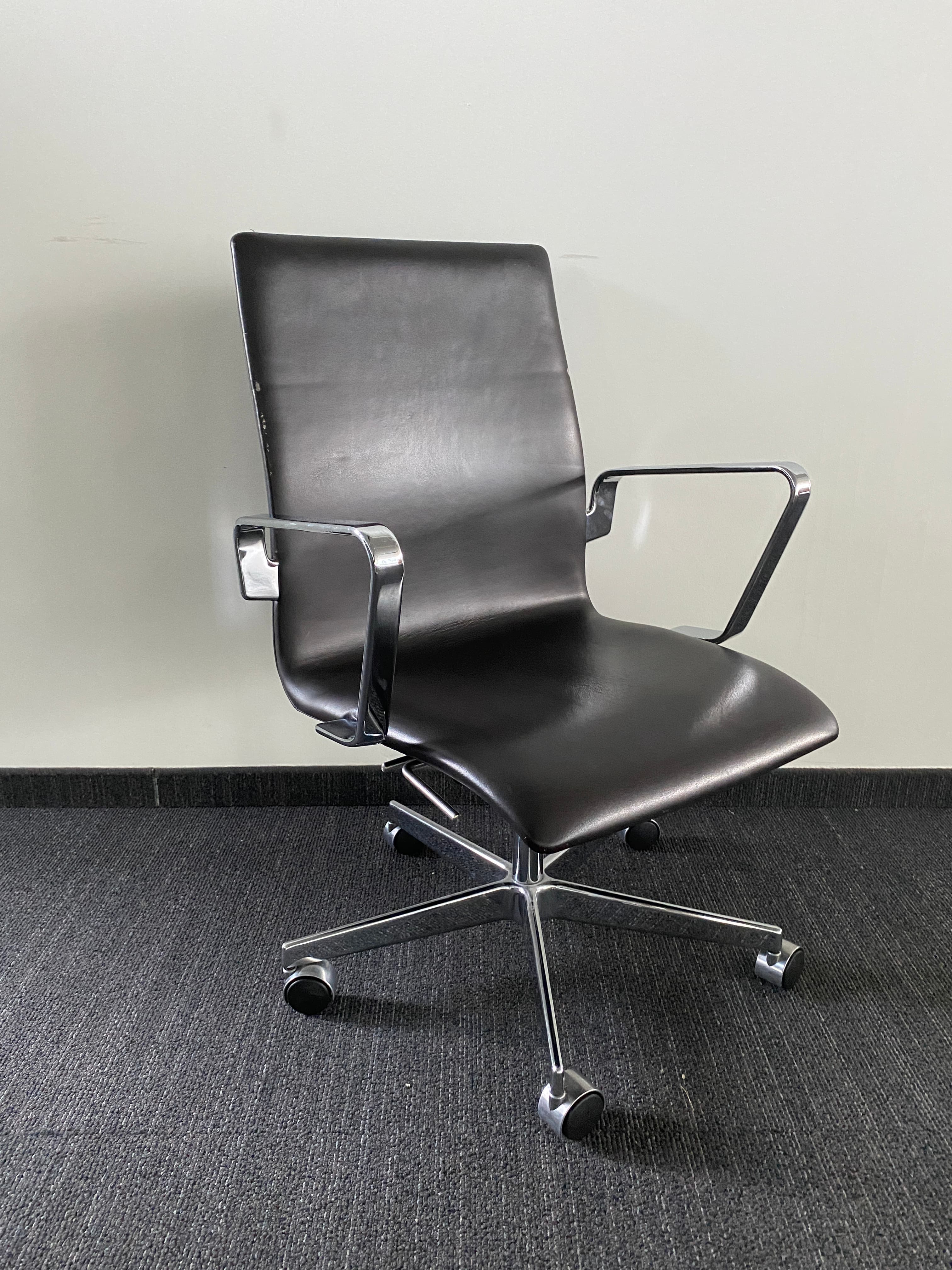Fritz Hansen donkerbruin lederen bureaustoel met chromen accenten en verrijdbaar onderstel-2