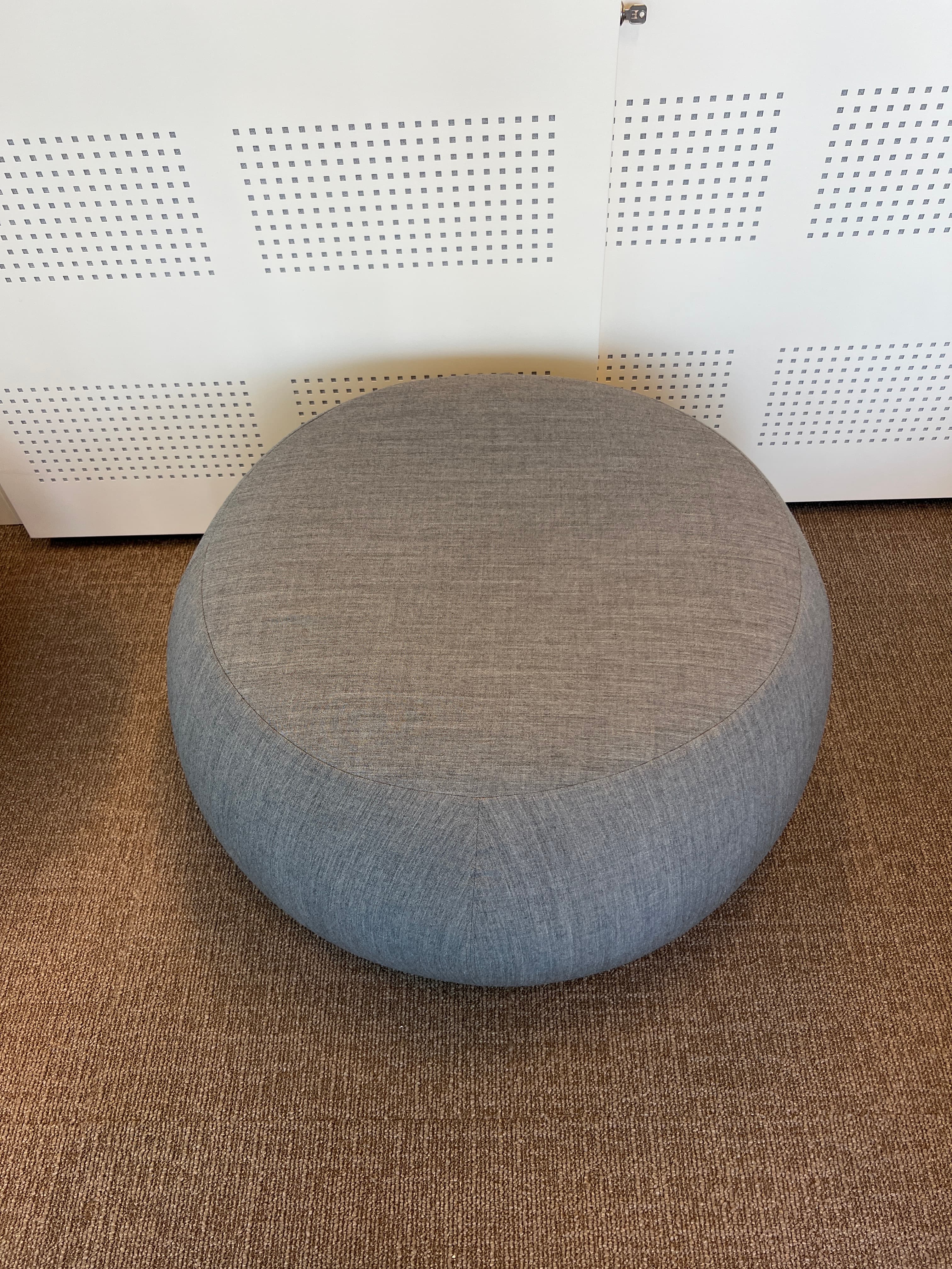 Pouf Arper en tissu gris foncé-1
