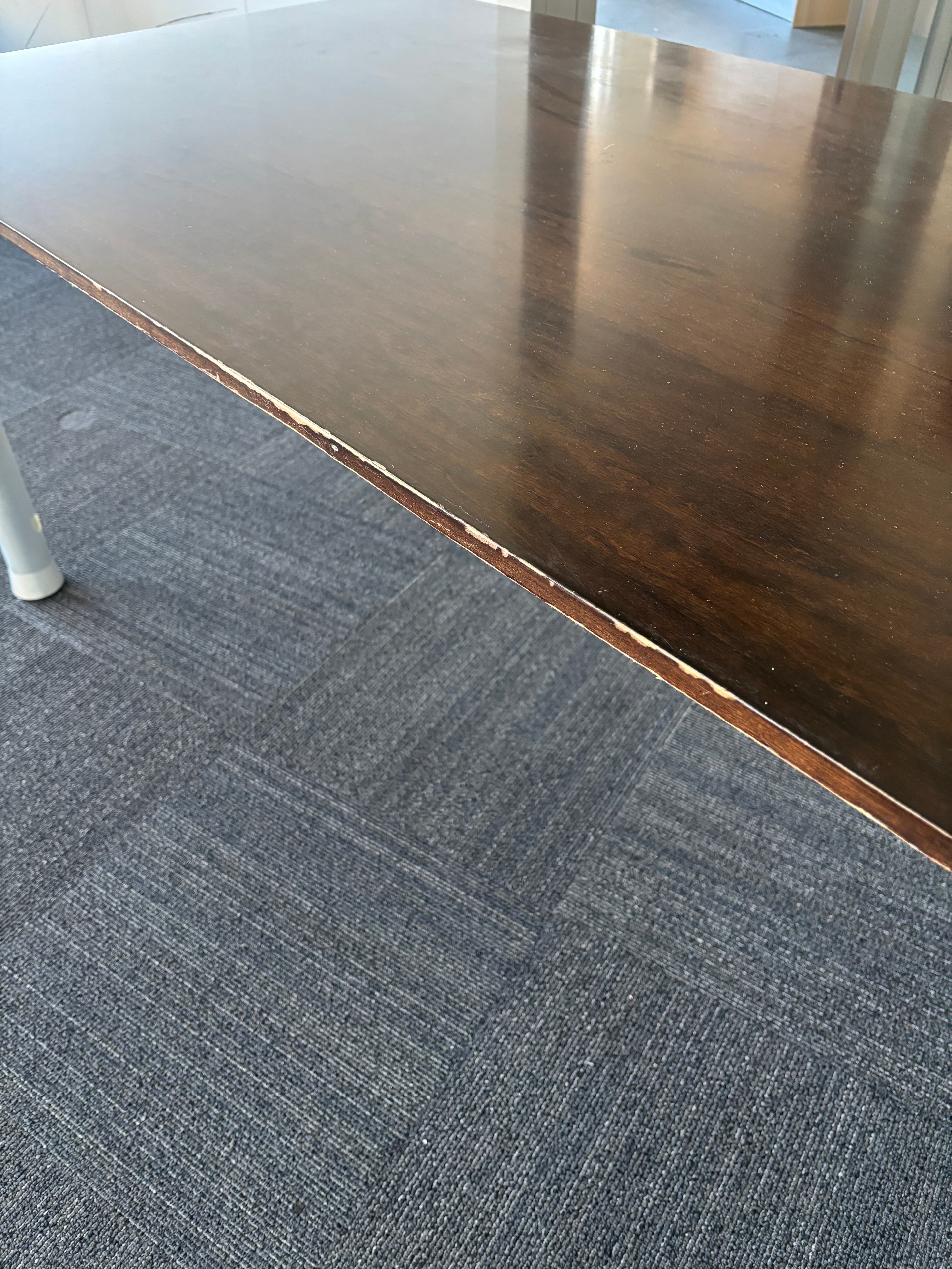 Donkerbruine houten tafel met metalen poten met gebruikssporen-4