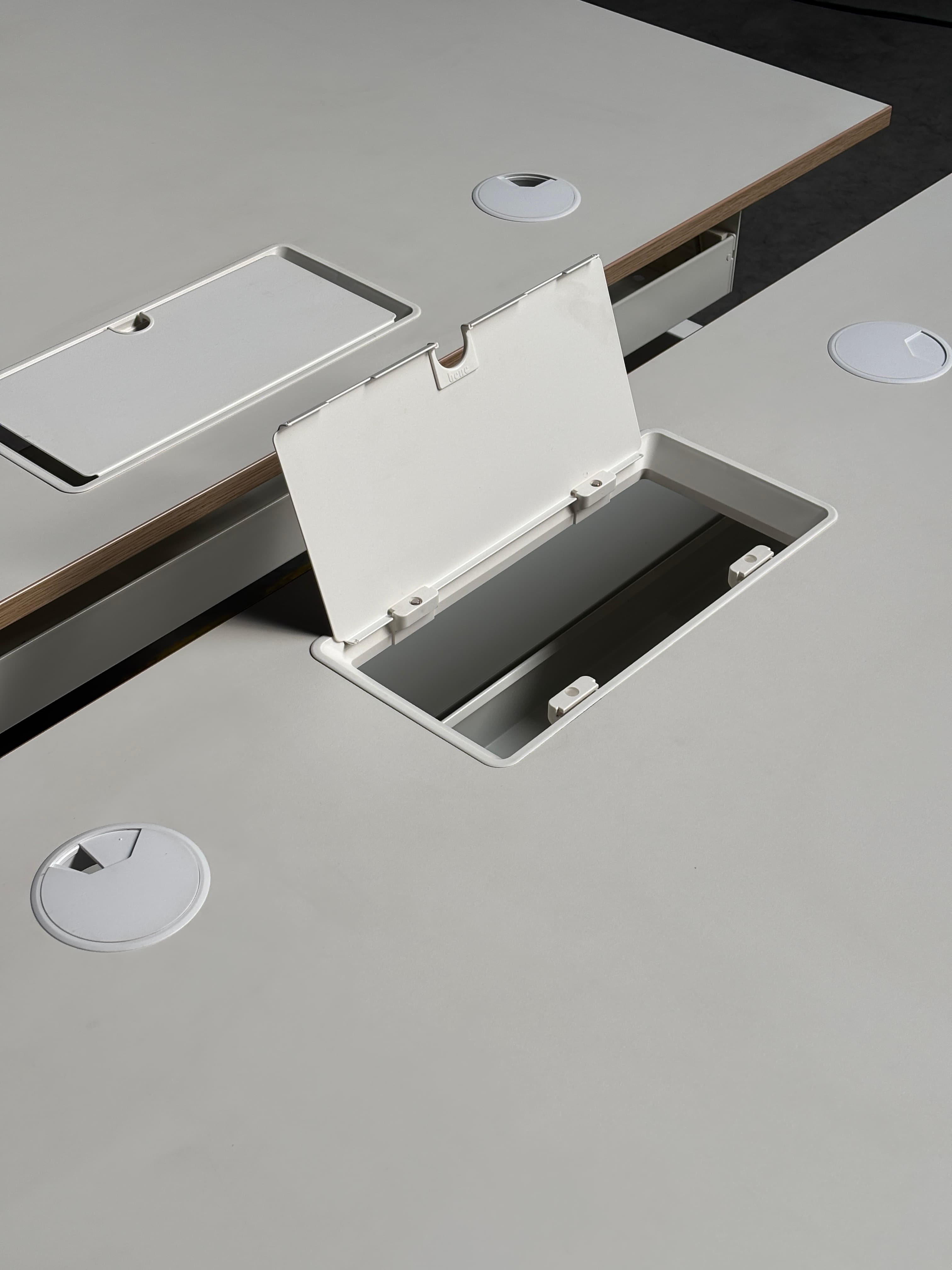 BENE 140cm White duo desk electric with blue separator-5