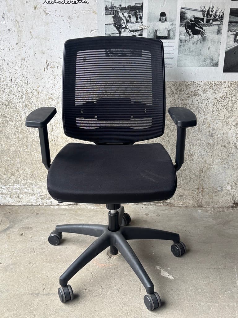 Linea New Malice 01 Ergonomic Black Office Chair with black legs-4