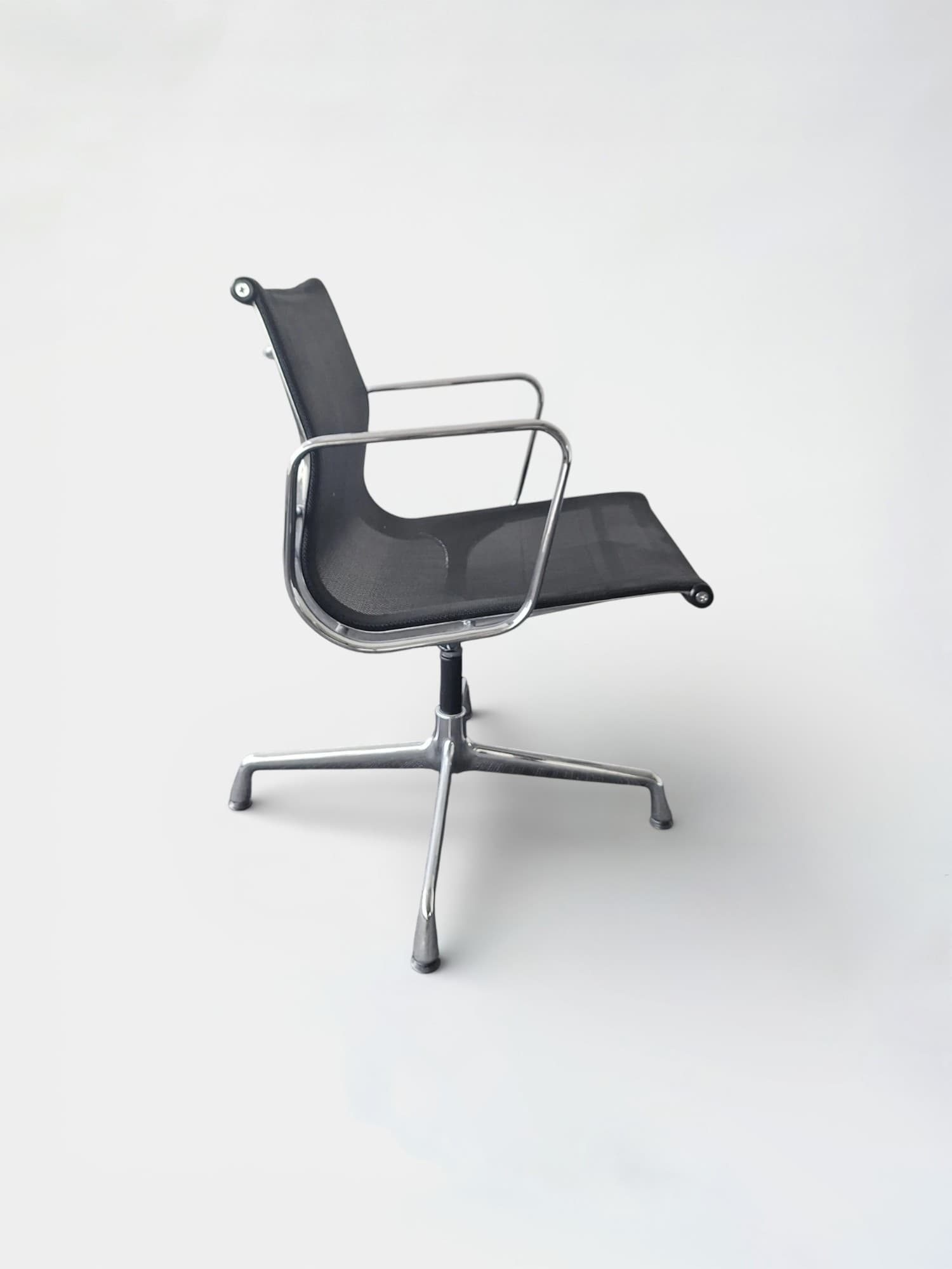 Vitra zwarte stoffen stoel met verchroomd frame en armleuningen en netrugleuning-2