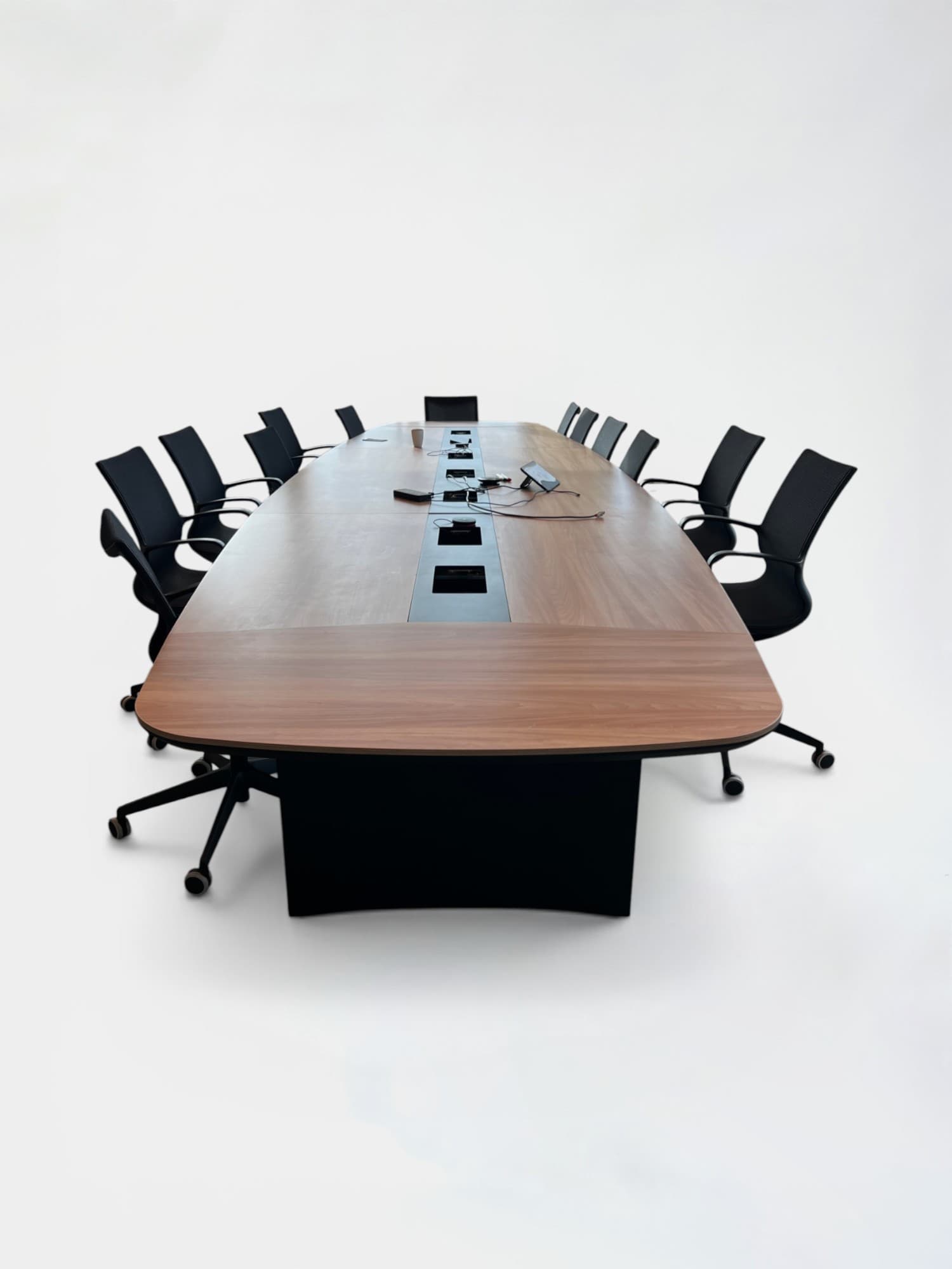 Vergadertafel van 650 cm voor 14 personen, zwart en bruin hout