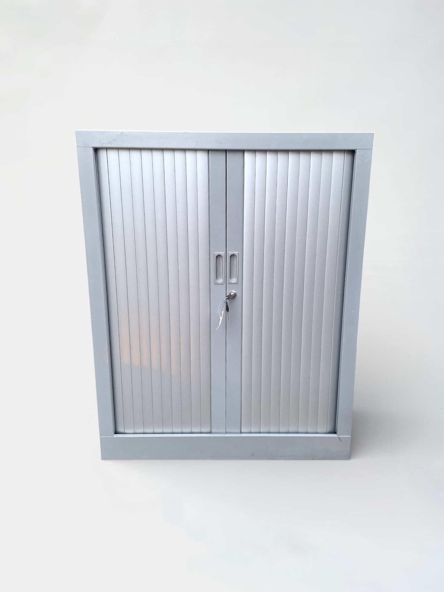 Grijze metalen kast met afsluitbare deuren en verstelbare binnenplanken-0