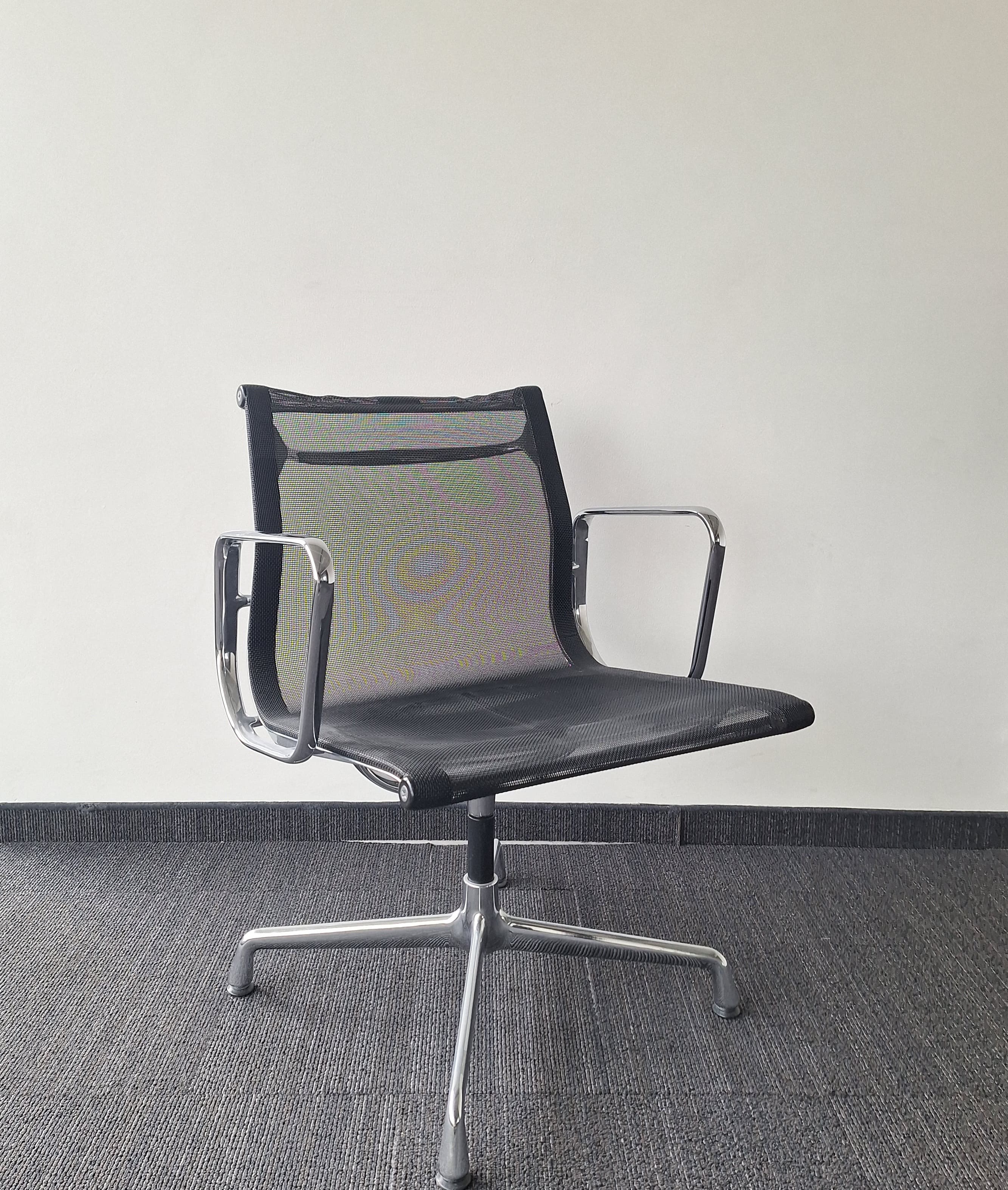 Vitra zwarte stoffen stoel met verchroomd frame en armleuningen en netrugleuning-3