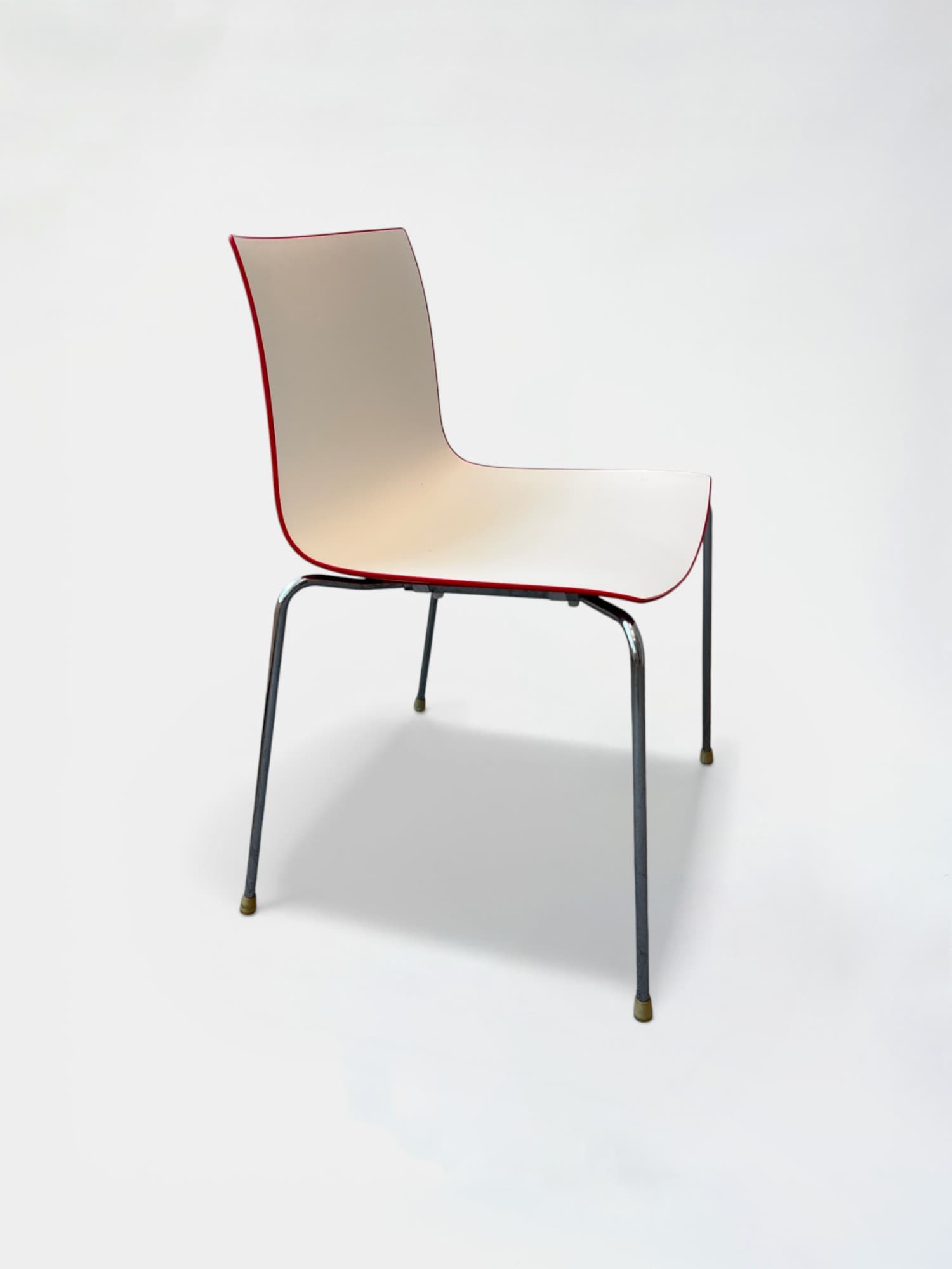 Chaise en plastique blanche et rouge Arper